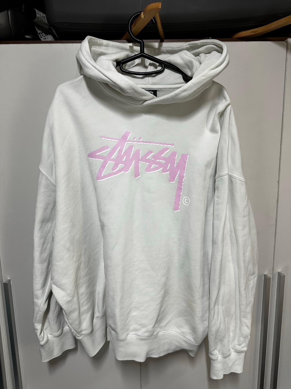 스투시 화이트 핑크 로고 후드티 상품이미지1