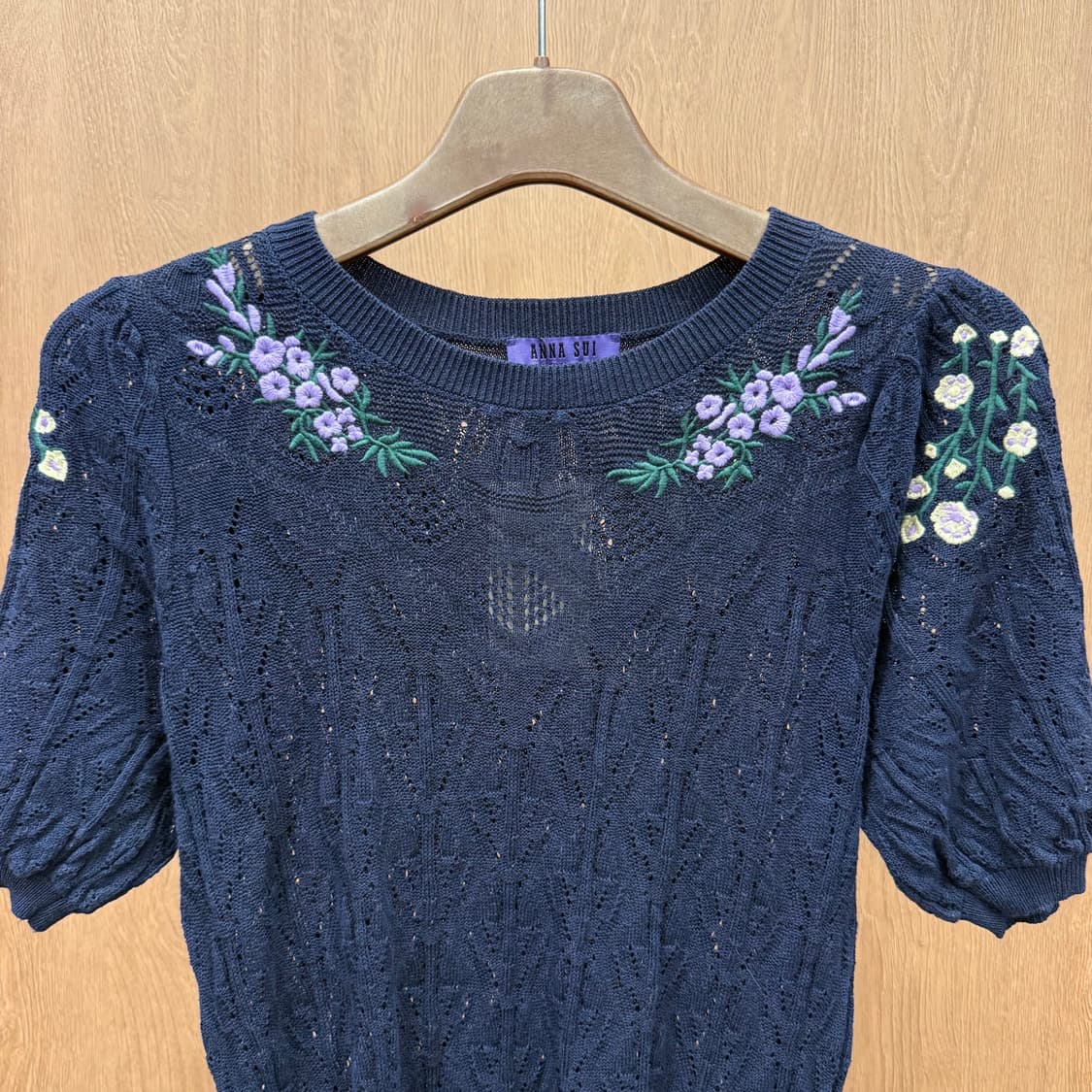 안나수이 퍼프 소매 반팔 니트 시스루 짜임 플라워 자수 디테일 네이비 상품이미지4