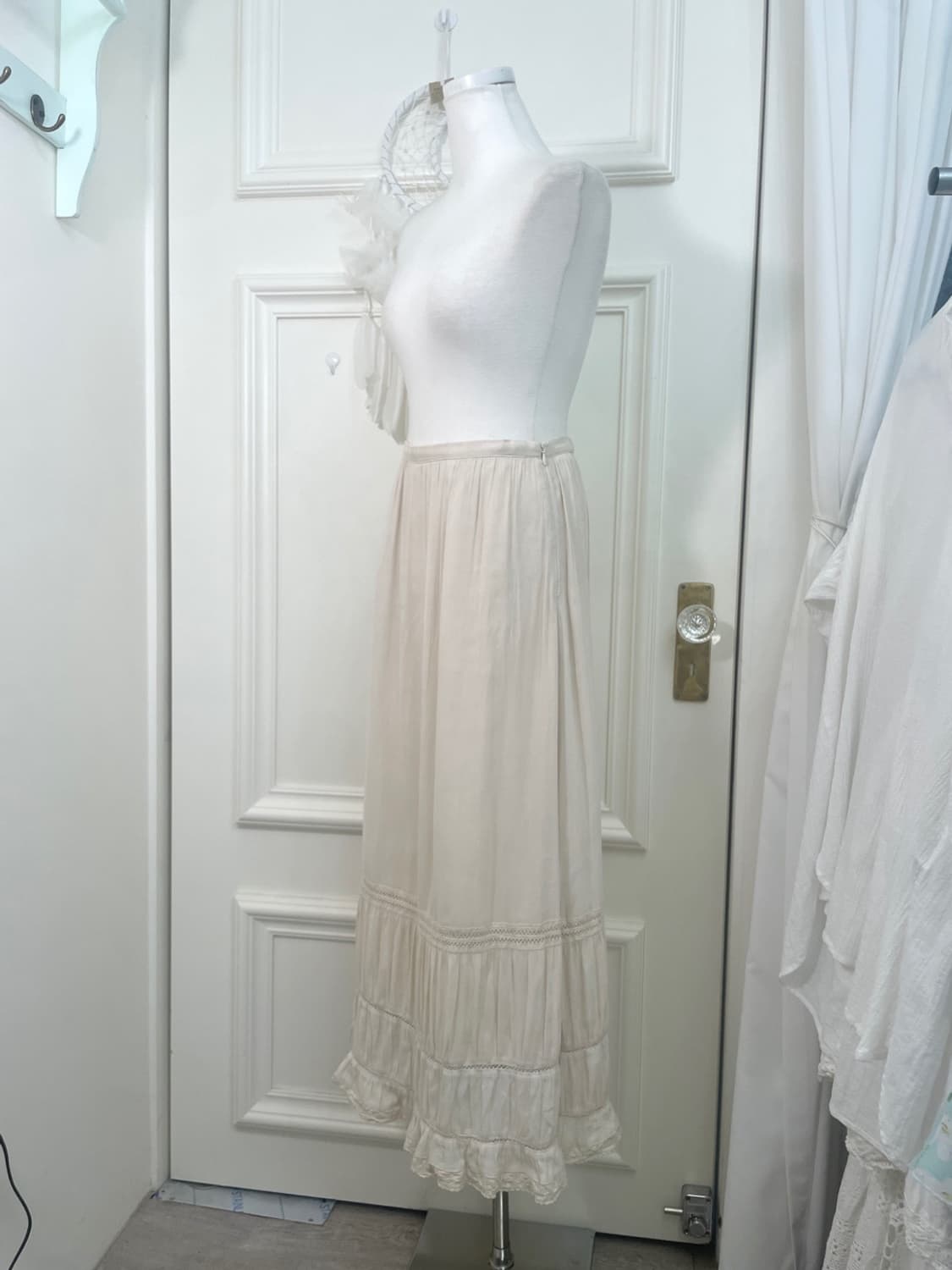 beige lace trim mori long skirt(size-38) 상품이미지2