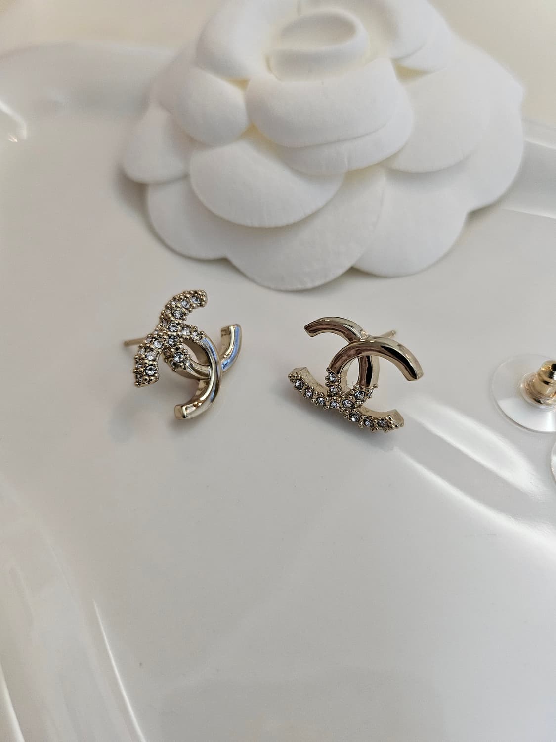 샤넬 언발 큐빅 CC로고 귀걸이 샴페인골드 업사이클링 상품이미지6