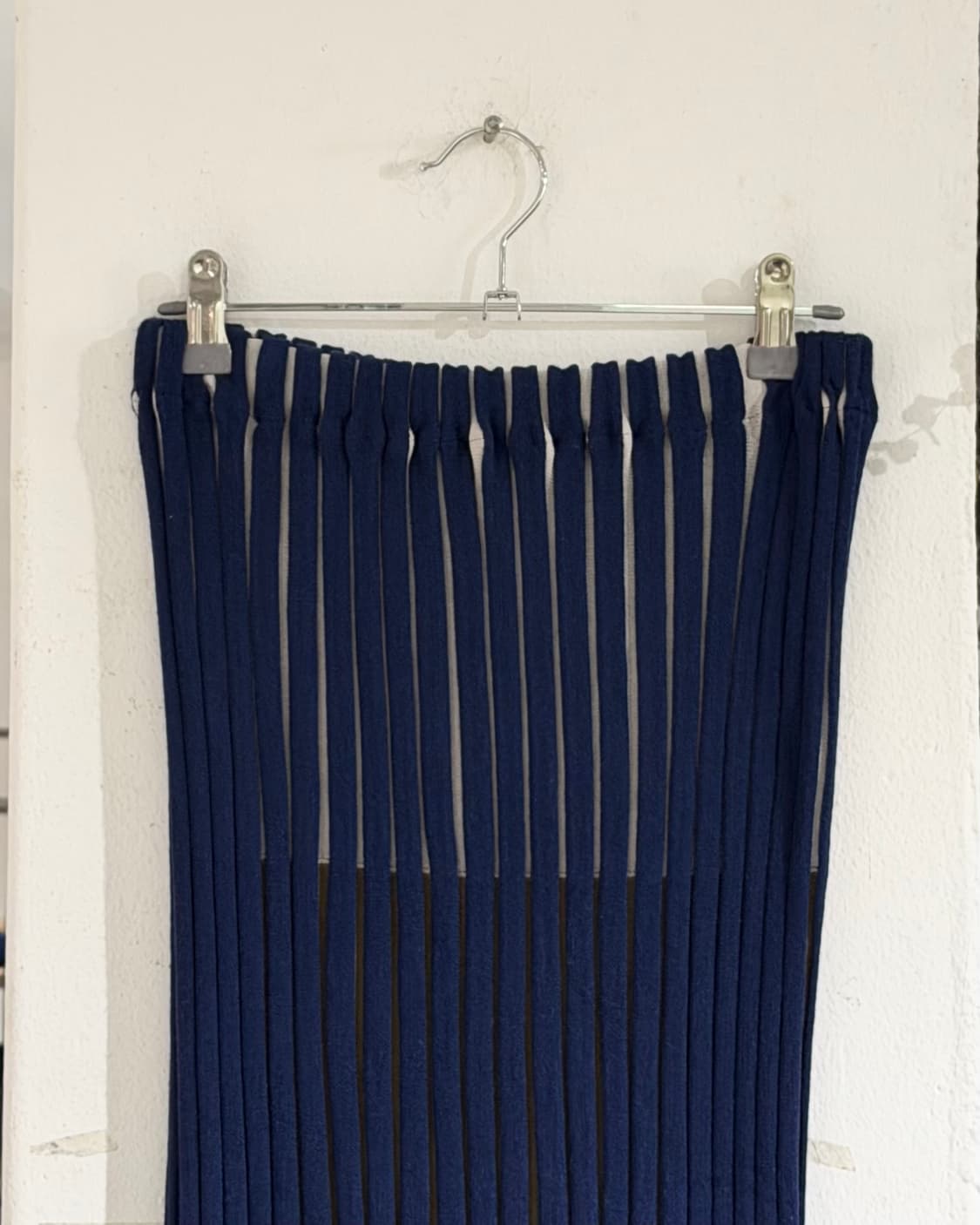 플리츠플리즈 네이비 스트라이프 미디 스커트 상품이미지2