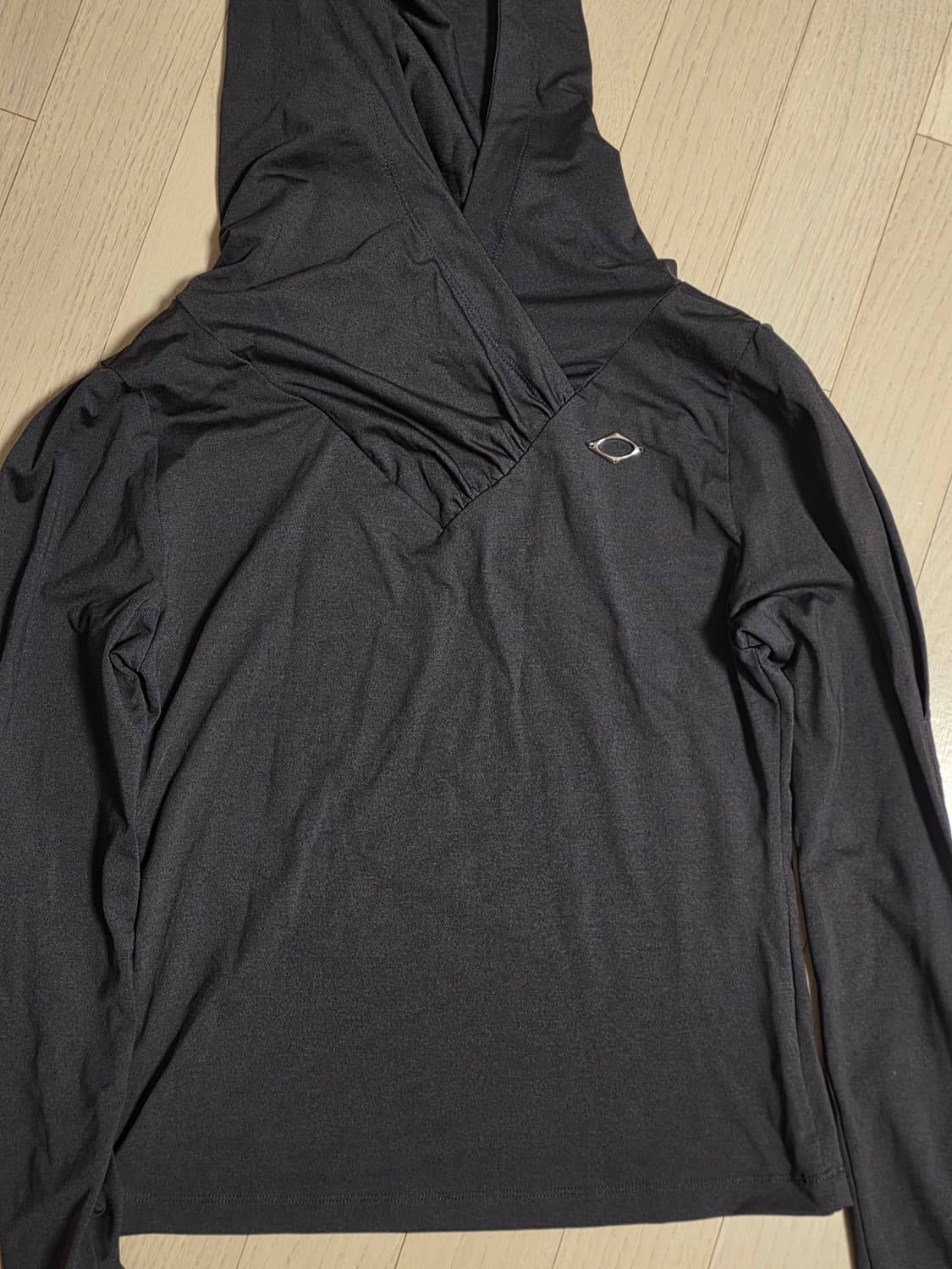 Mischief 후드 셔링 오버랩 탑 차콜 상품이미지1