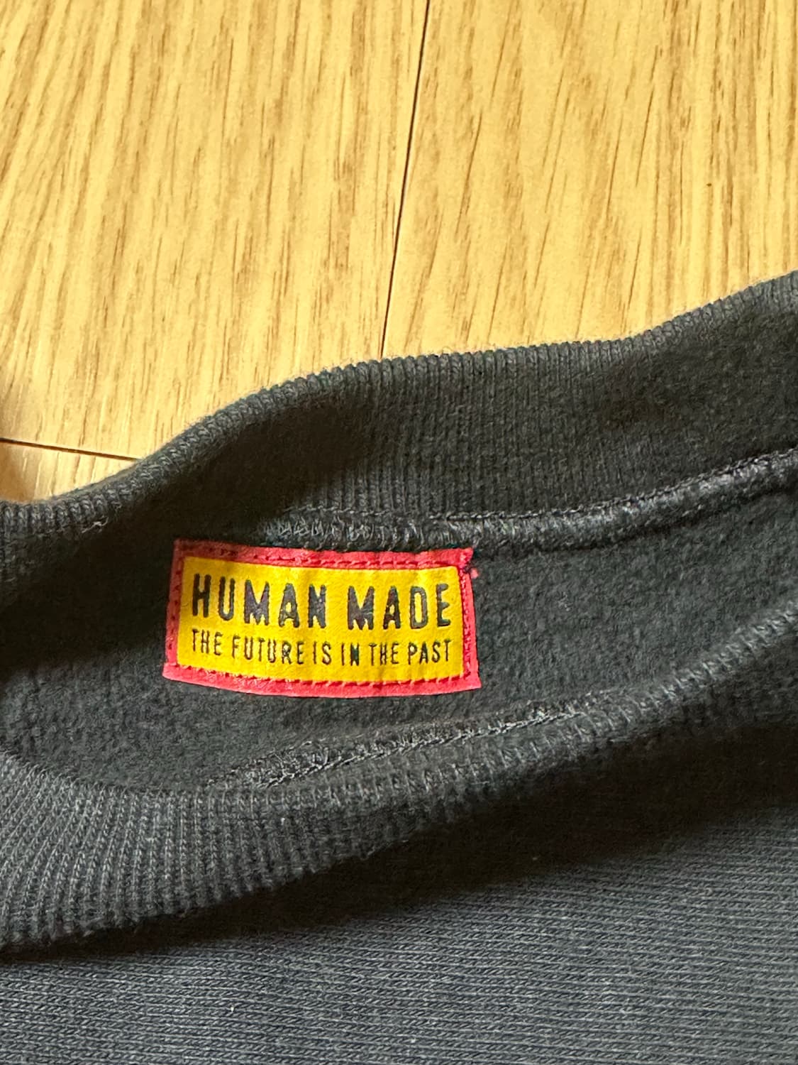 휴먼 메이드 하트 스웨트셔츠 블랙 - 압구정 스토어 한정 상품이미지3