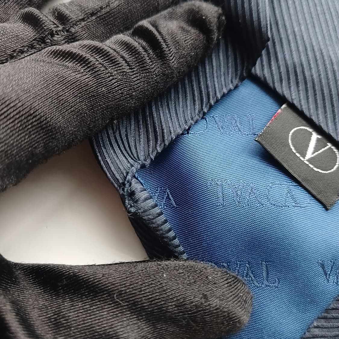 발렌티노 실크 네이비 솔리드 넥타이 9.4cm B등급 A18705
 상품이미지9