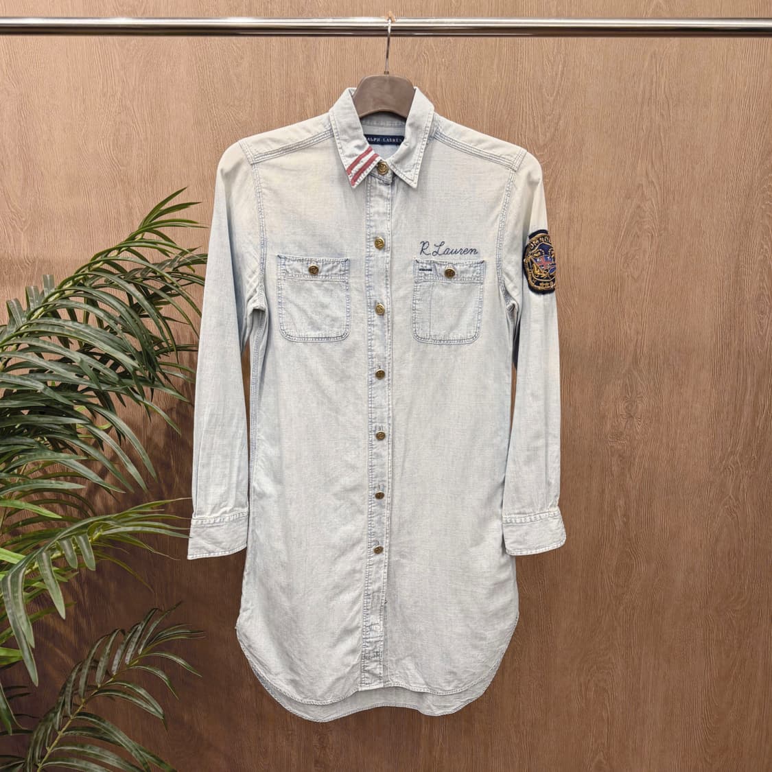 랄프 로렌 코튼 데님 롱 셔츠 백 넘버 패치 자수 와펜 디테일 블루 상품이미지1