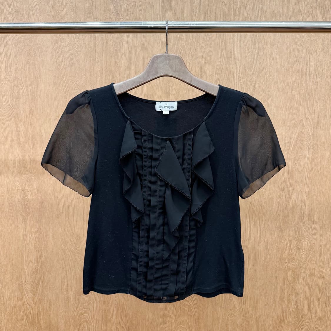 꾸레쥬 프릴 반팔 블라우스 시스루 슬리브 디테일 슬림핏 블랙 상품이미지2