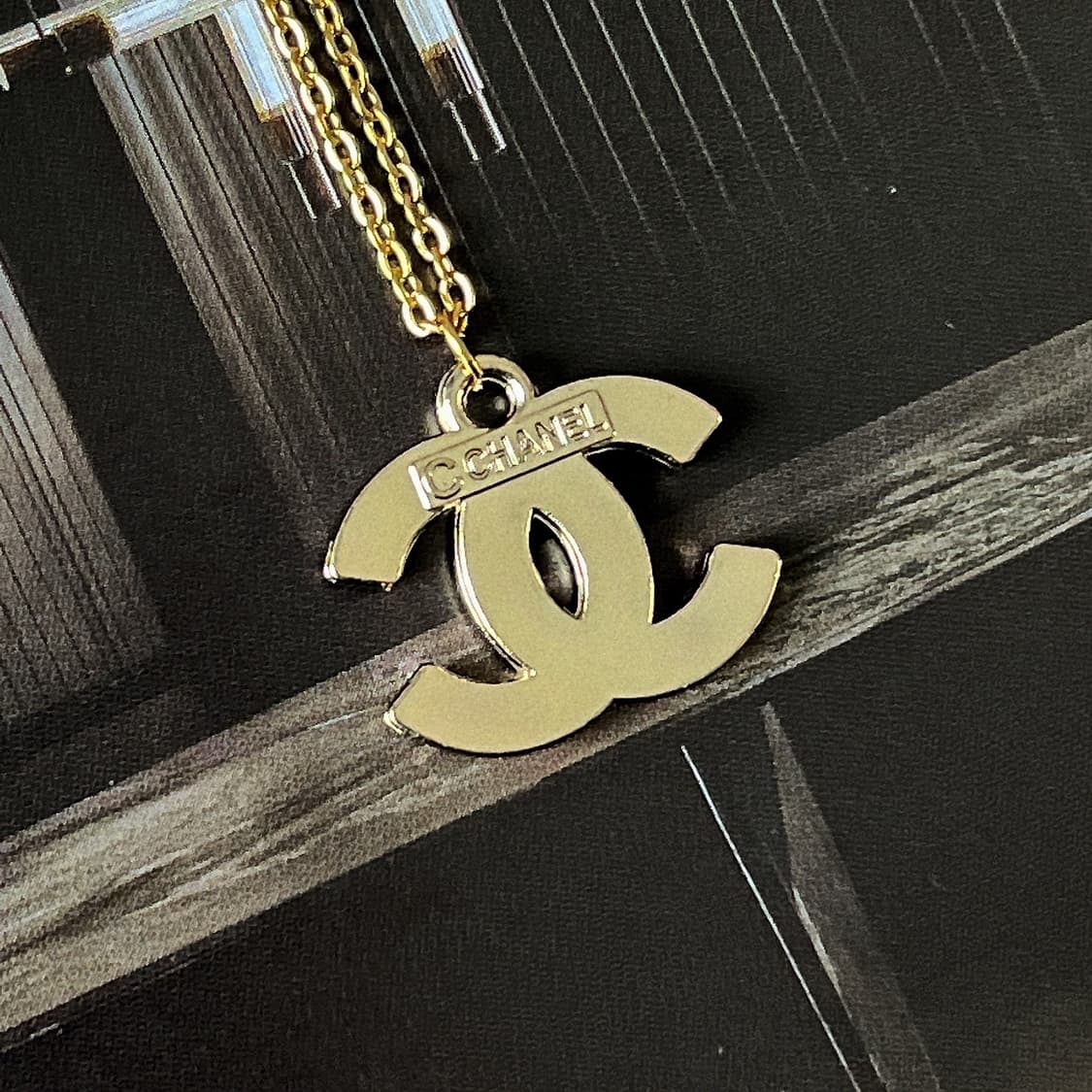샤넬 화이트 래그 CC로고 다이아 업사이클링 골드 목걸이 상품이미지3