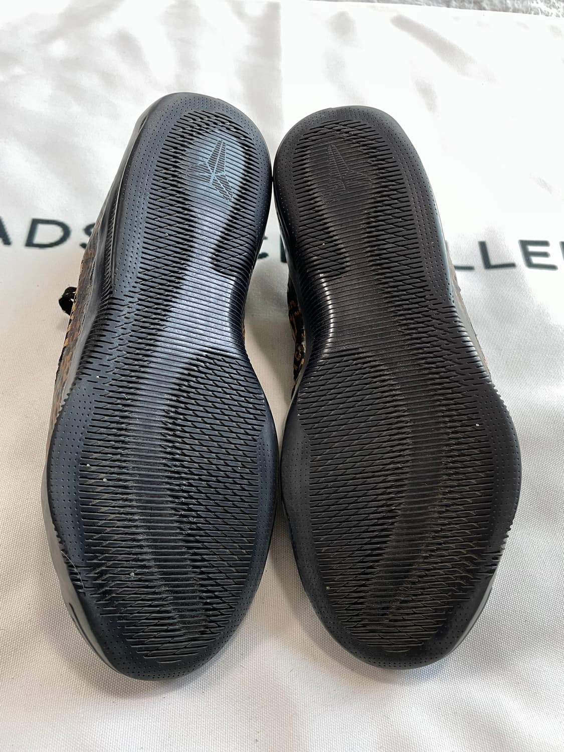 코비11 ID 맘바데이 블랙골드 상품이미지4