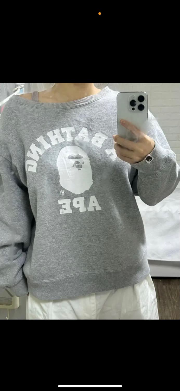 베이프 오프숄더 맨투맨 상품이미지1