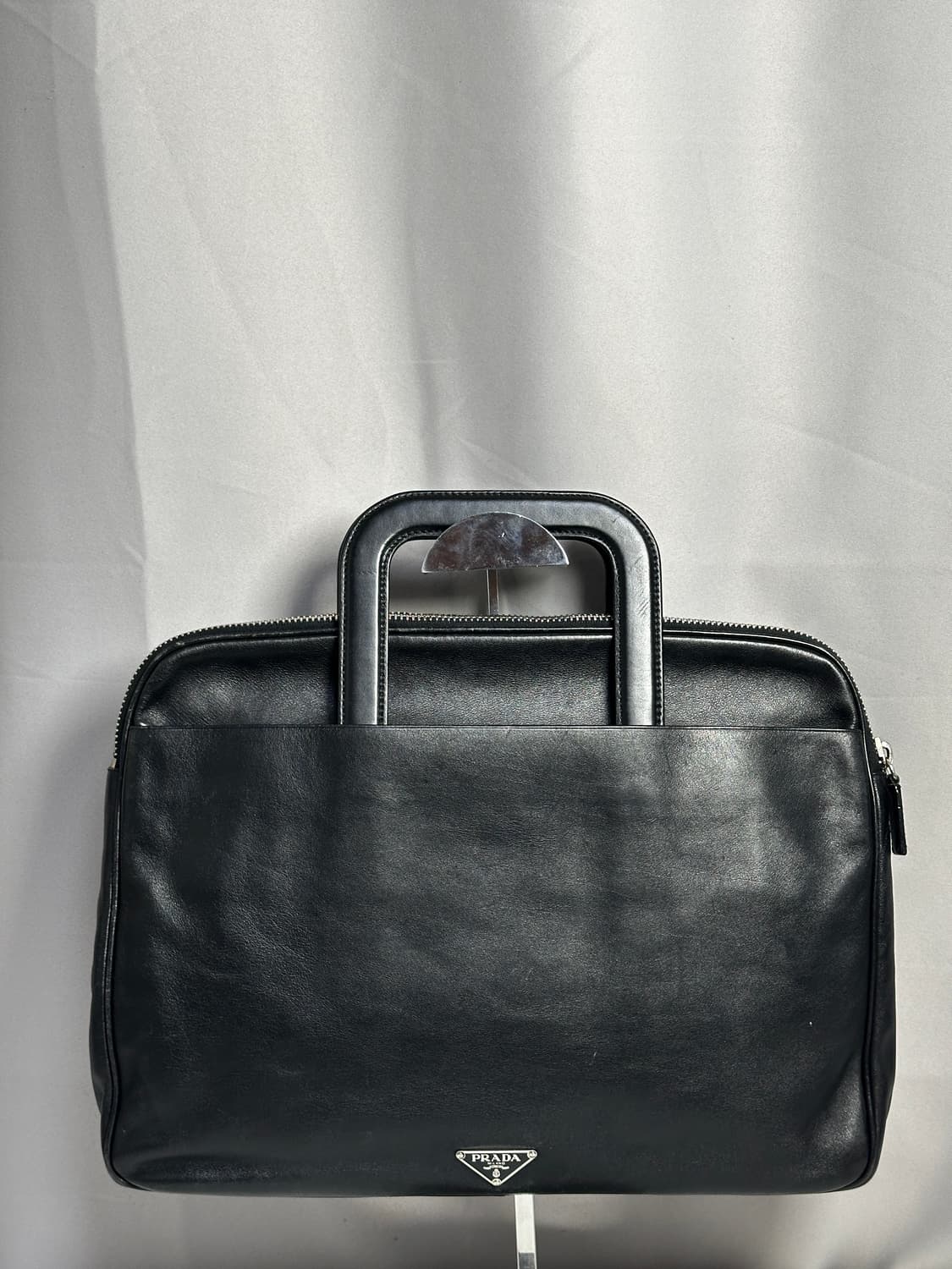 프라다 블랙 카프스킨 슬라이드 핸들 브리프케이스 상품이미지1