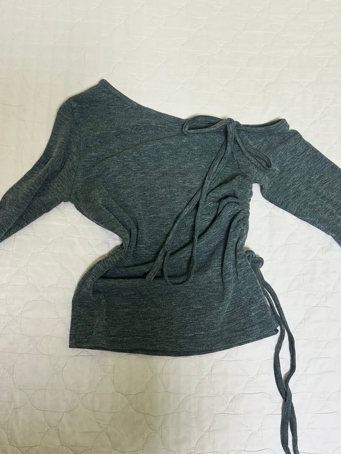 오네갸루 리본 스트랩 오픈 원숄더 언발 셔링 트임 긴팔 티셔츠 니트 상품이미지1