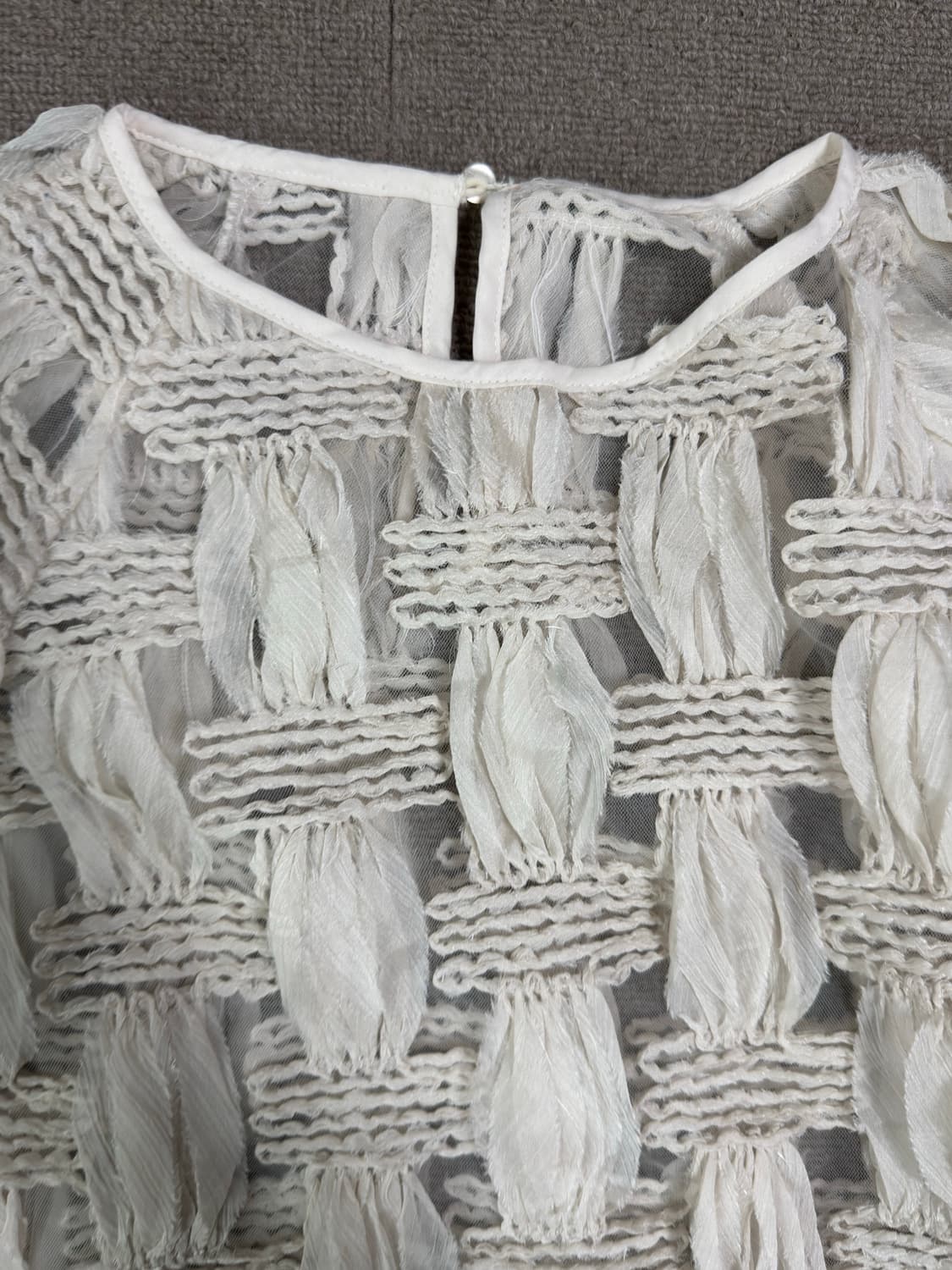 KBF 입체 짜임 시스루 블라우스 상품이미지4