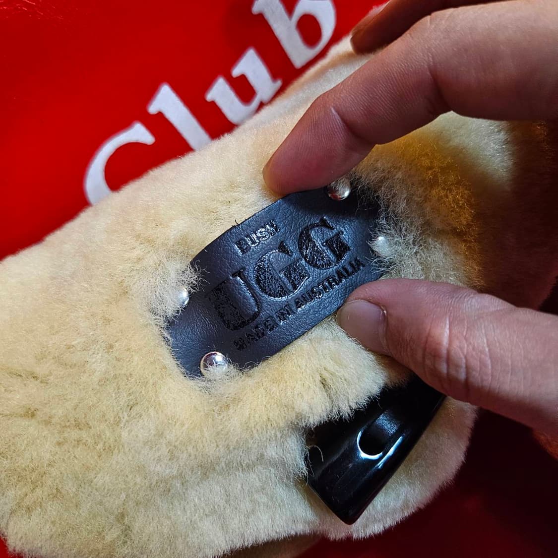 어그(UGG) 미디엄 플랩 오버 양가죽 미니백 상품이미지5