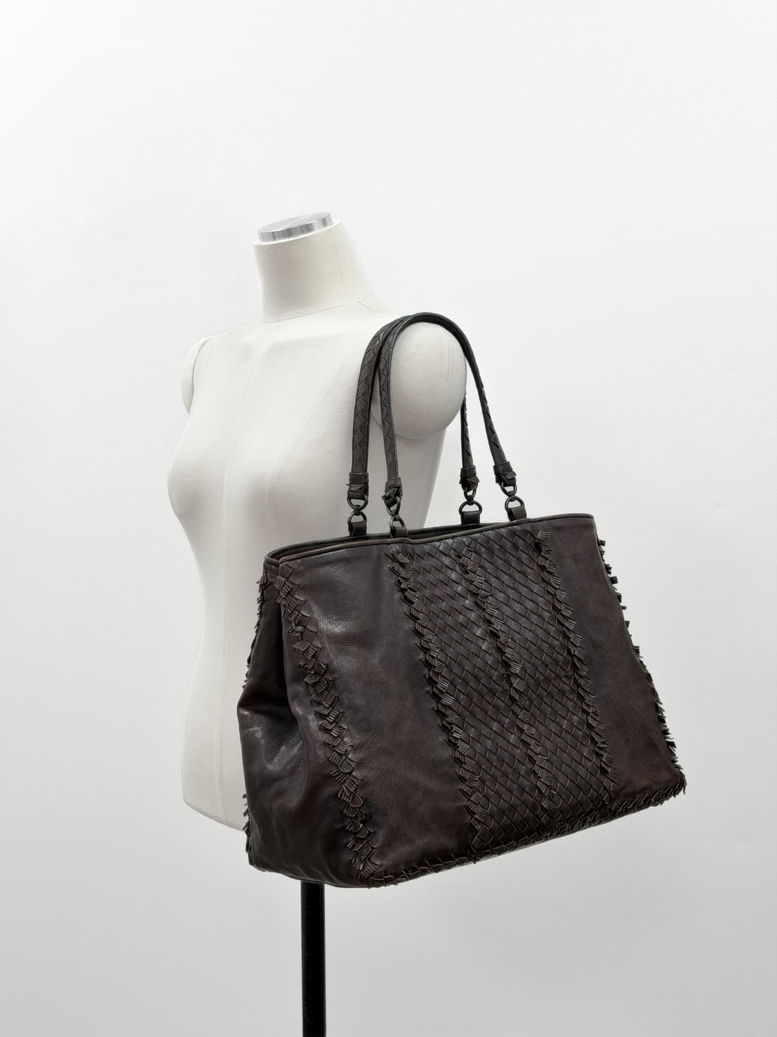 보테가베네타 다크브라운 라지 인트레치아토 숄더백 상품이미지2