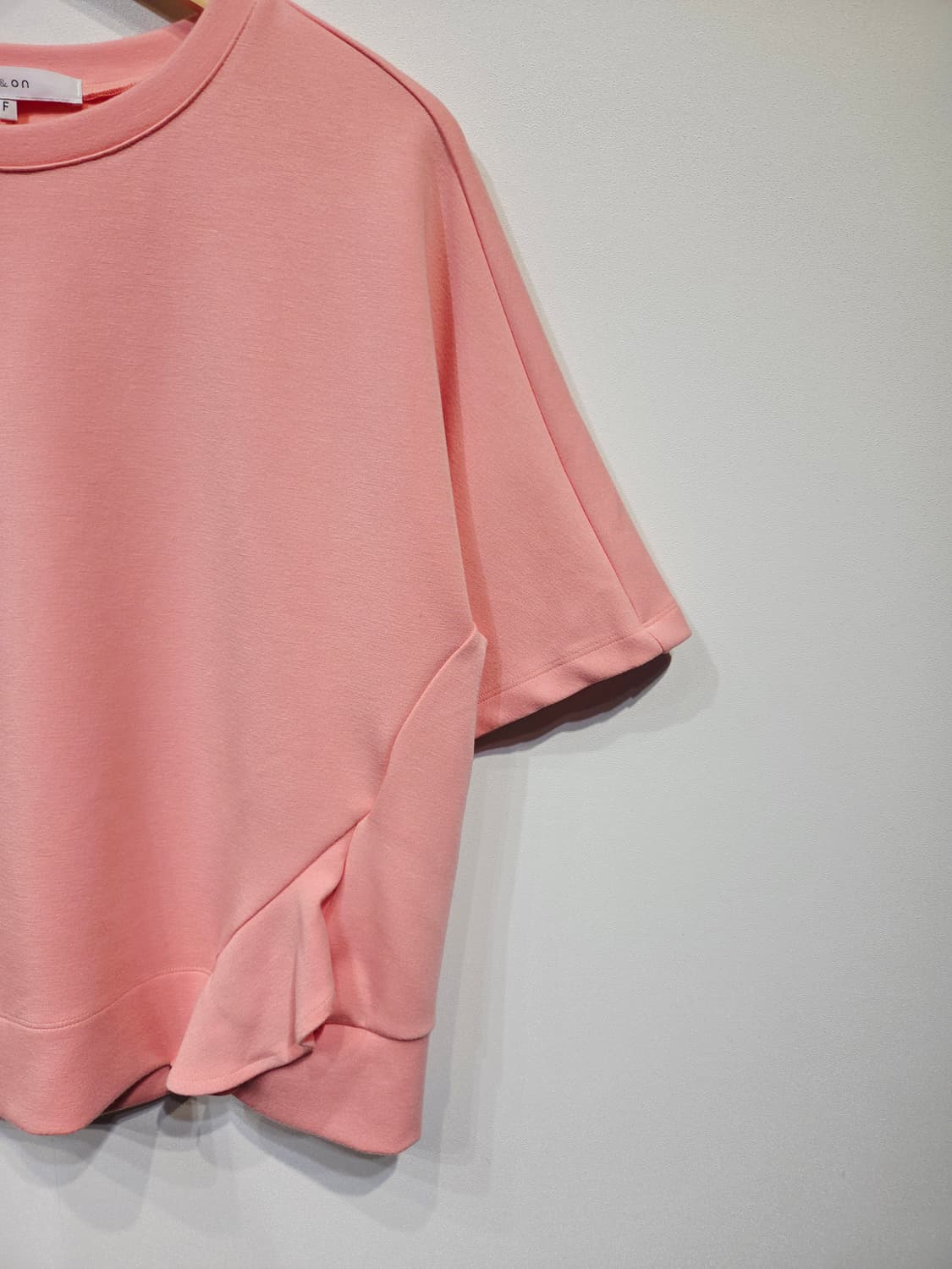 on & on 온앤온 핑크 러플 포인트 반팔티 상품이미지5
