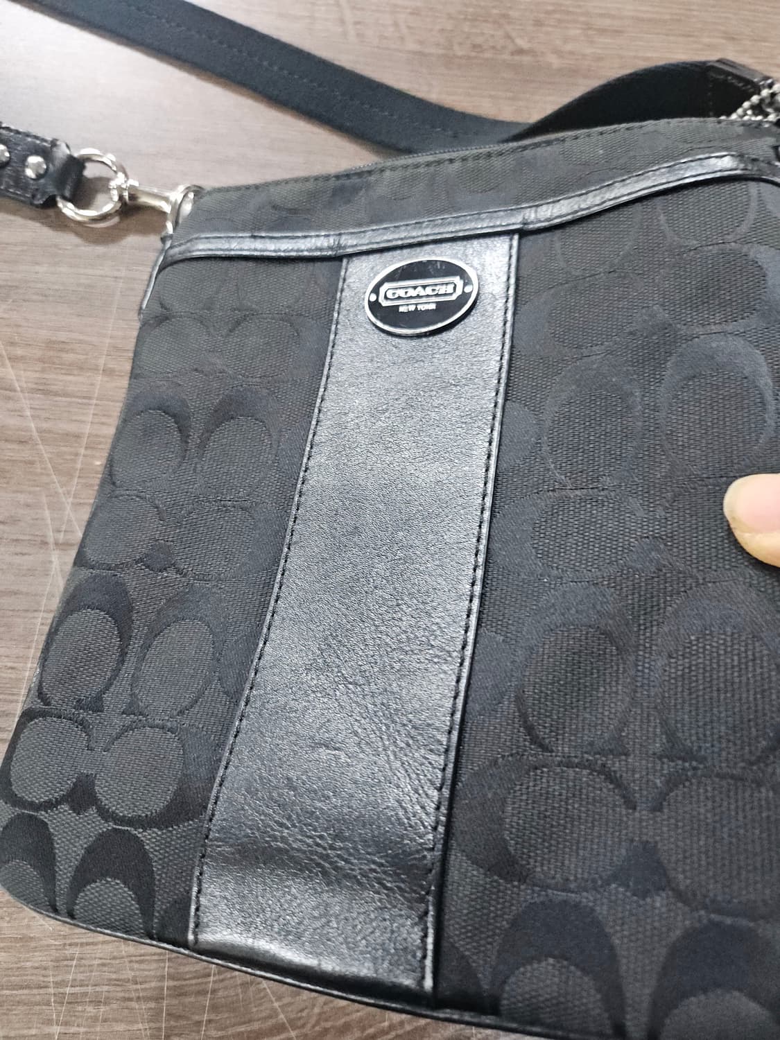 코치 시그니처 블랙 크로스백 상품이미지2