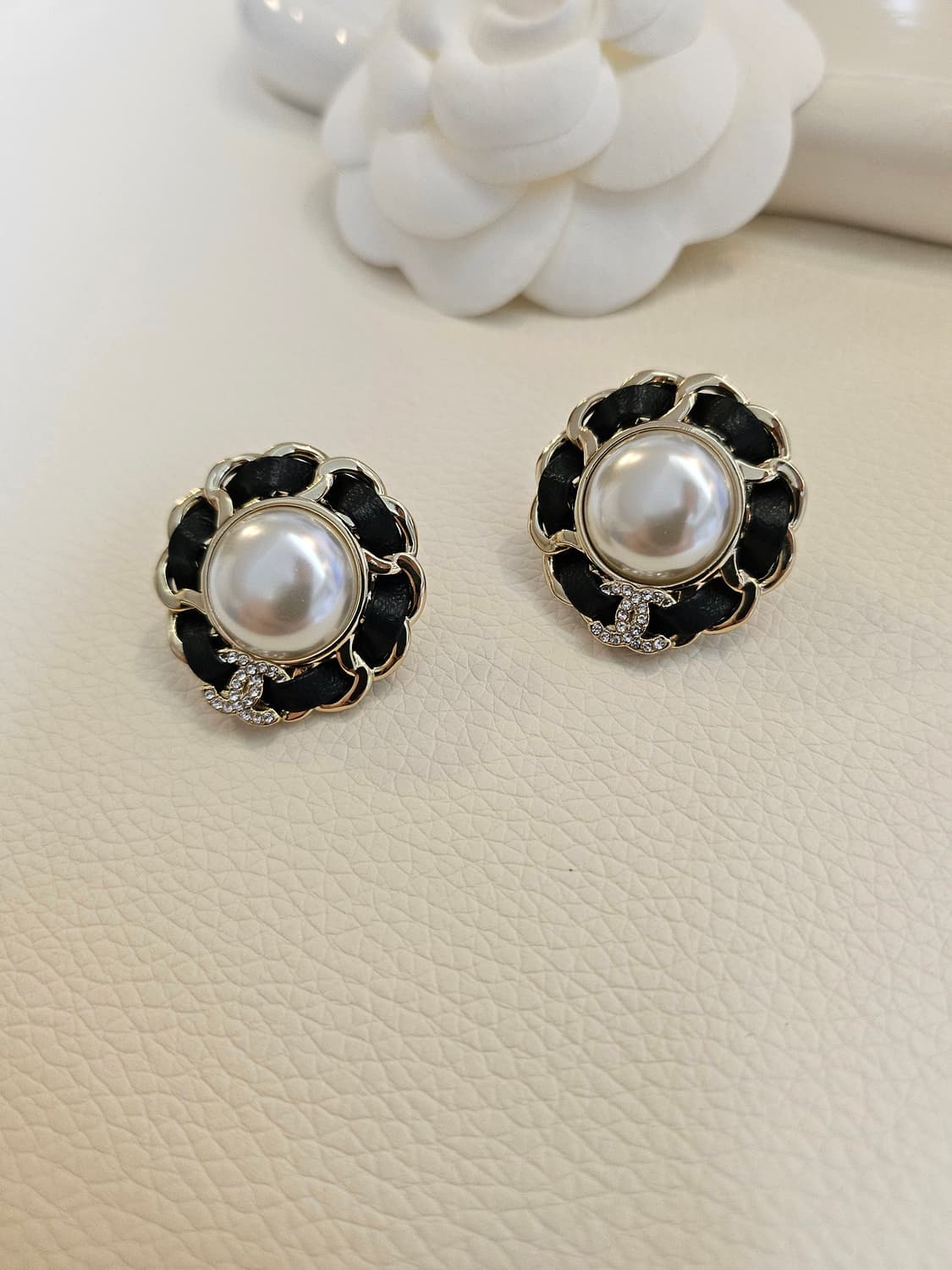 샤넬 가죽체인장식 진주 CC로고 귀걸이 업사이클링 상품이미지7