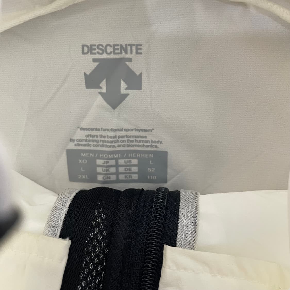 데상트 브리티쉬 트라이애슬론 경량 바람막이 상품이미지2