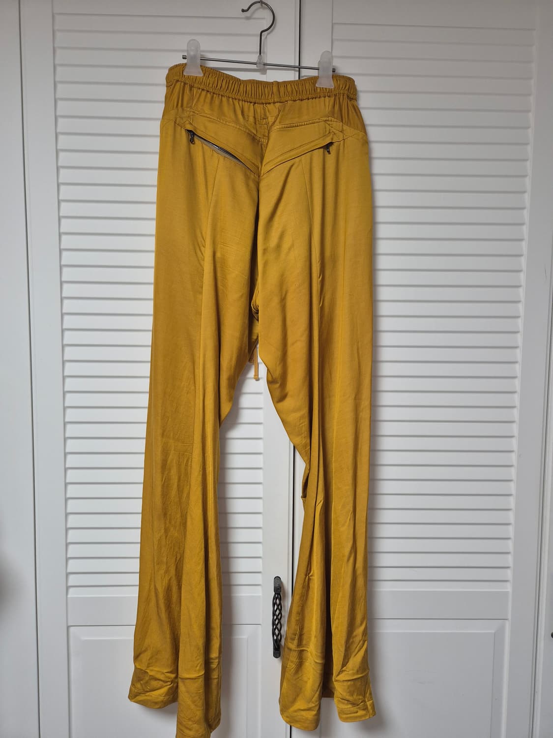 (2)율리우스 JULIUS 23SS 새틴 플레어 팬츠 옐로우 상품이미지3