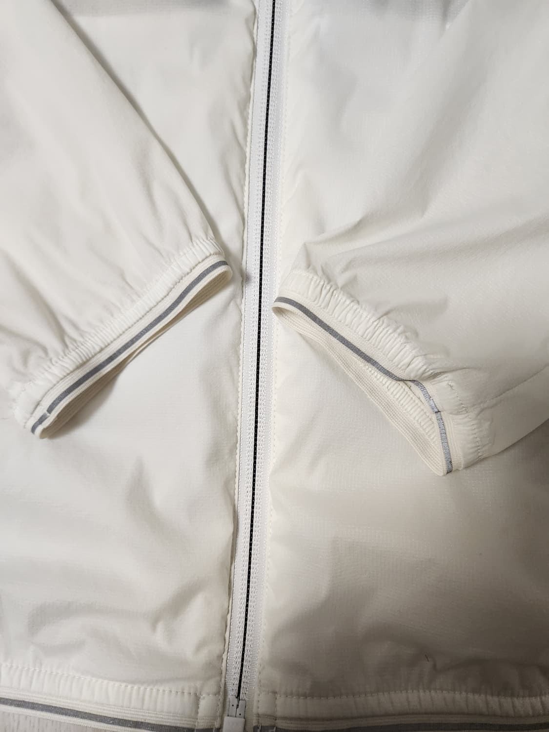 다이나핏 경량 바람막이 후드 자켓 사이즈100L

여러 중고사이트에도 같 상품이미지9