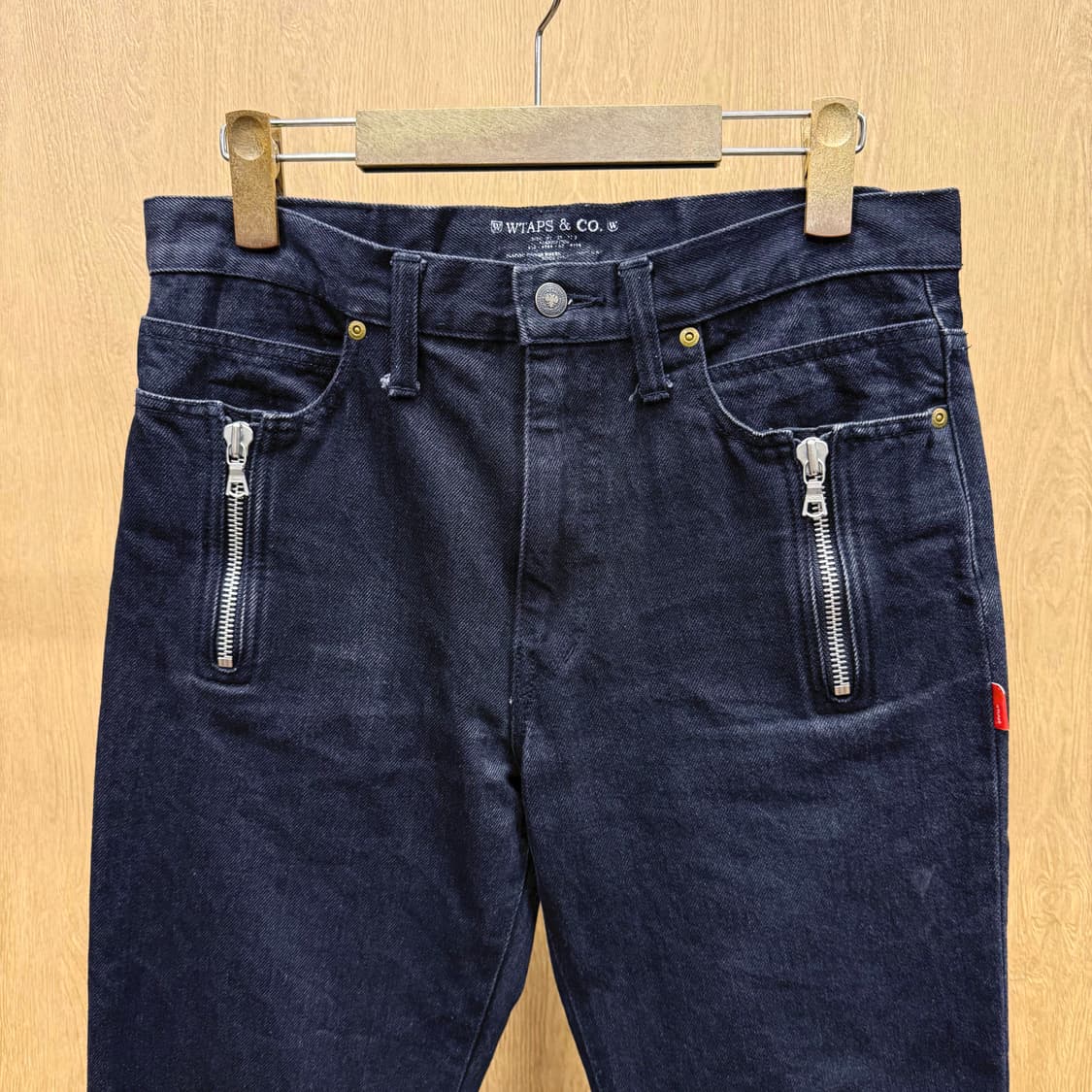 더블탭스 데님팬츠 유즈드워싱 전면지퍼 포켓디테일 슬림핏 블랙 상품이미지4