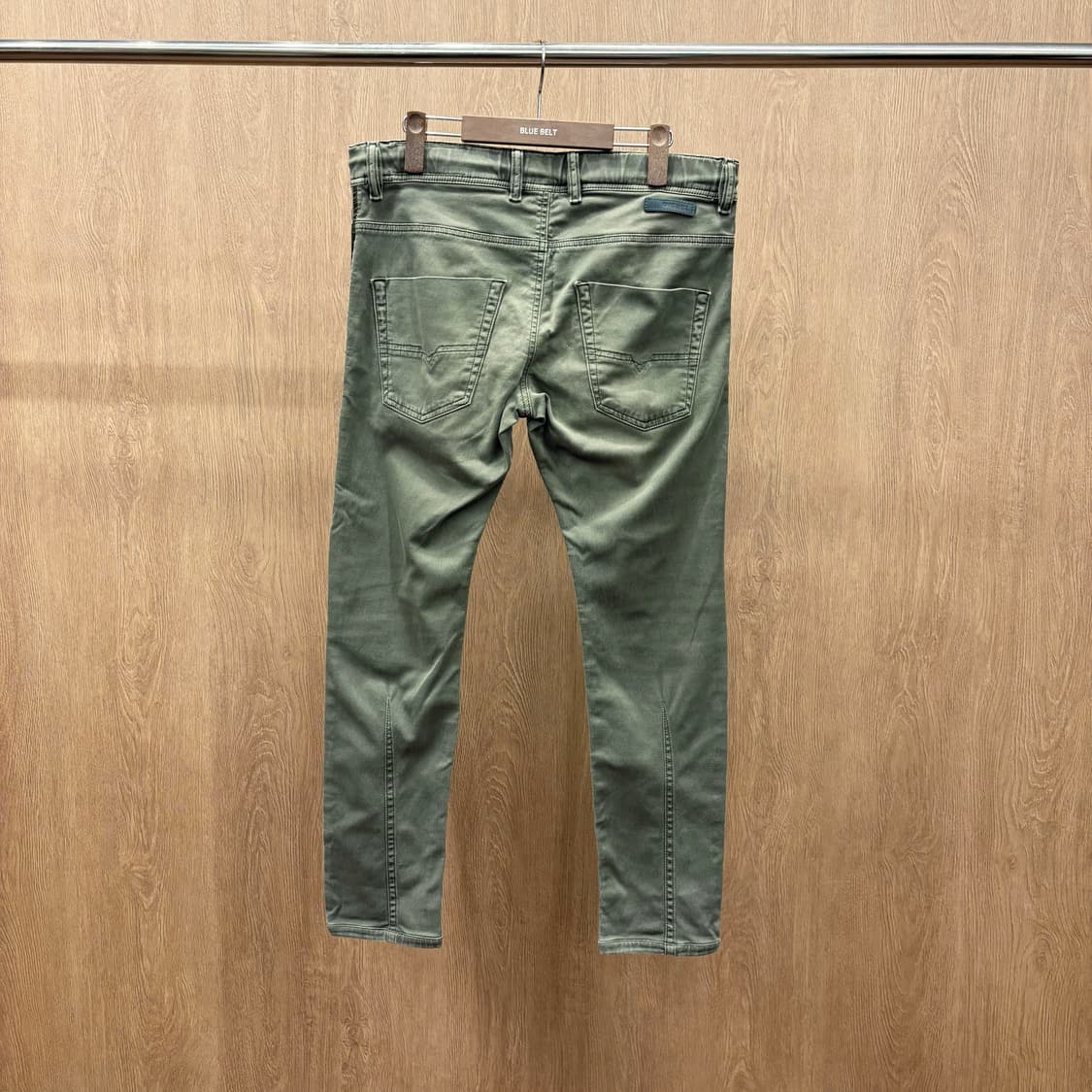 디젤 코튼 스트레치 워싱 팬츠 포켓 스티치 인더스트리 라벨 디테일 카키 상품이미지3