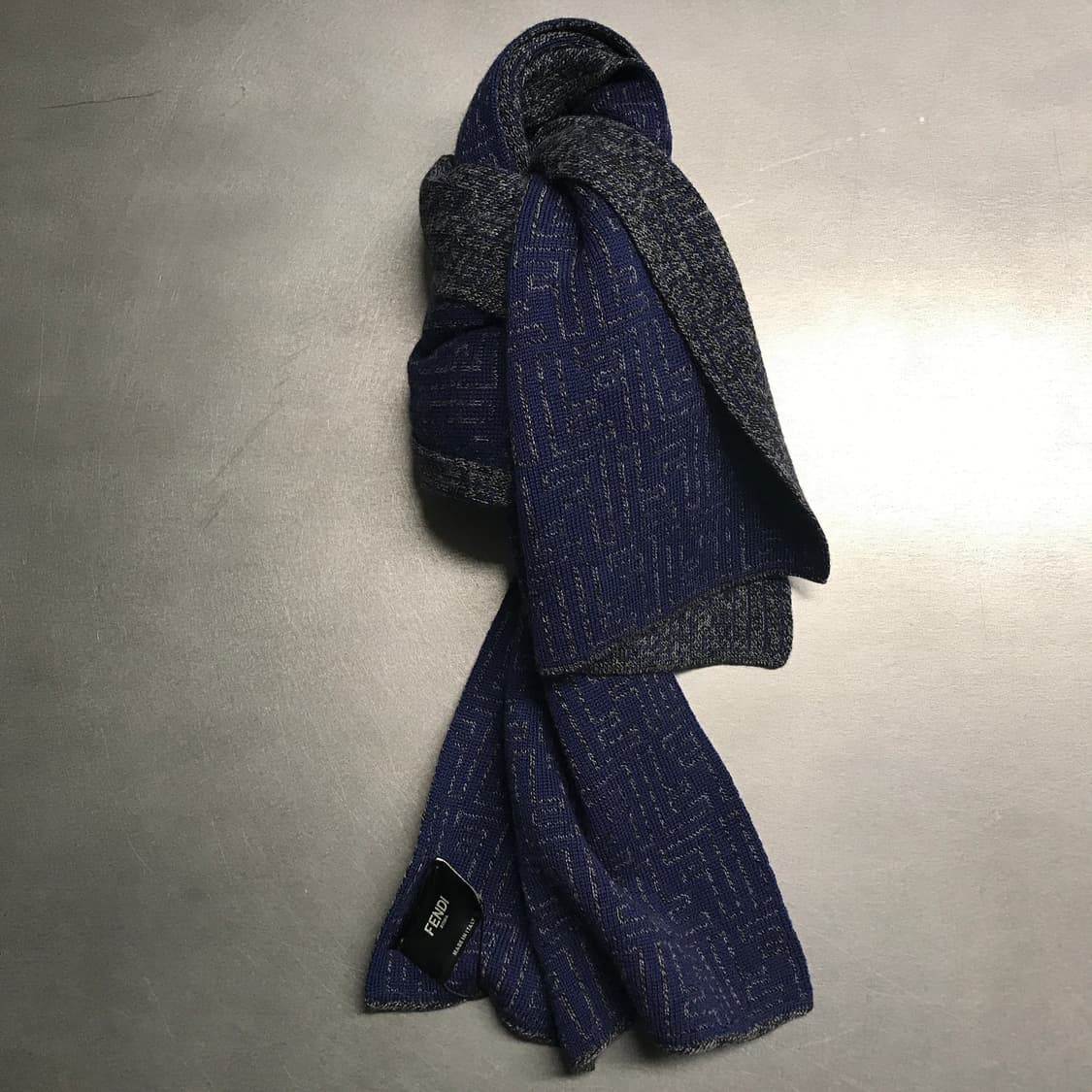 펜디 네이비/그레이 로고 머플러 상품이미지1