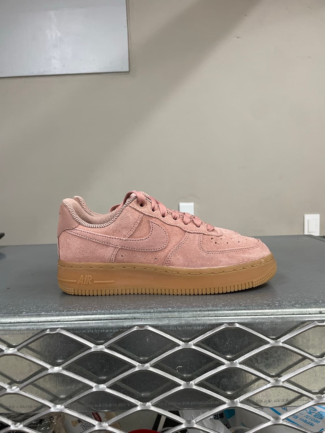 에어포스 1 '07 로우 SE 파티 핑크 검 225 상품이미지4