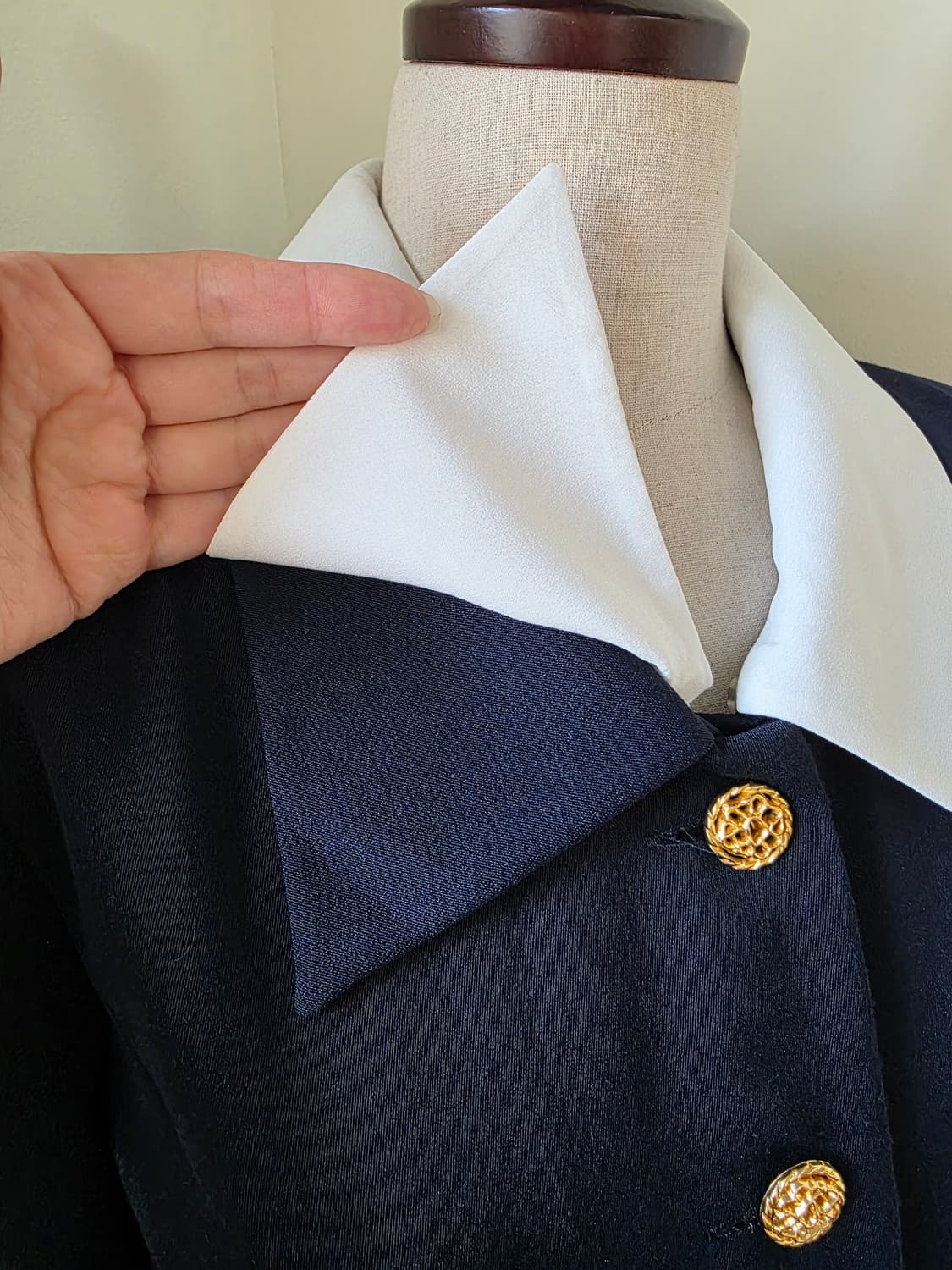 네이비 배색 금장 단추 원피스 상품이미지4