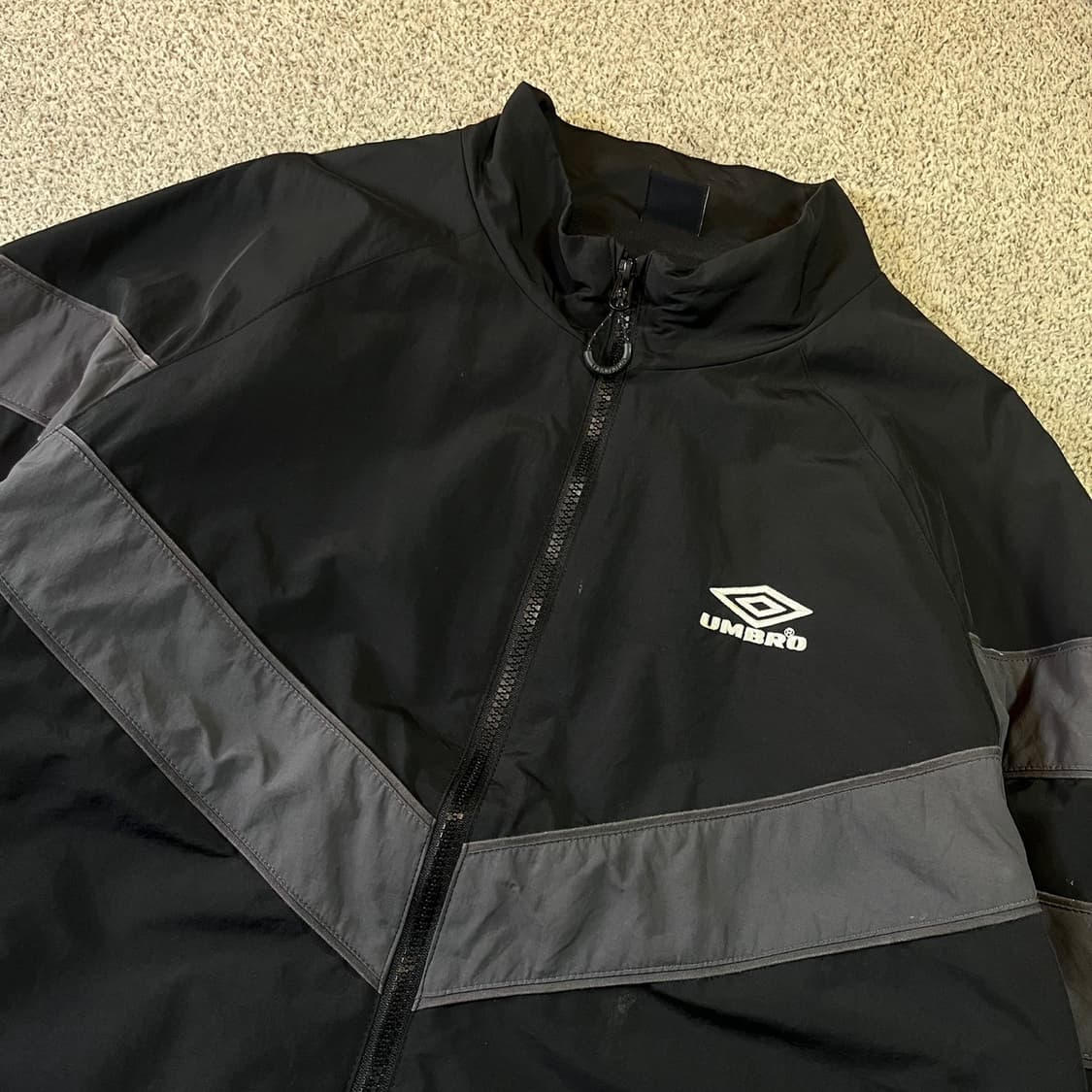 엄브로 빅로고 바람막이 자켓 상품이미지3