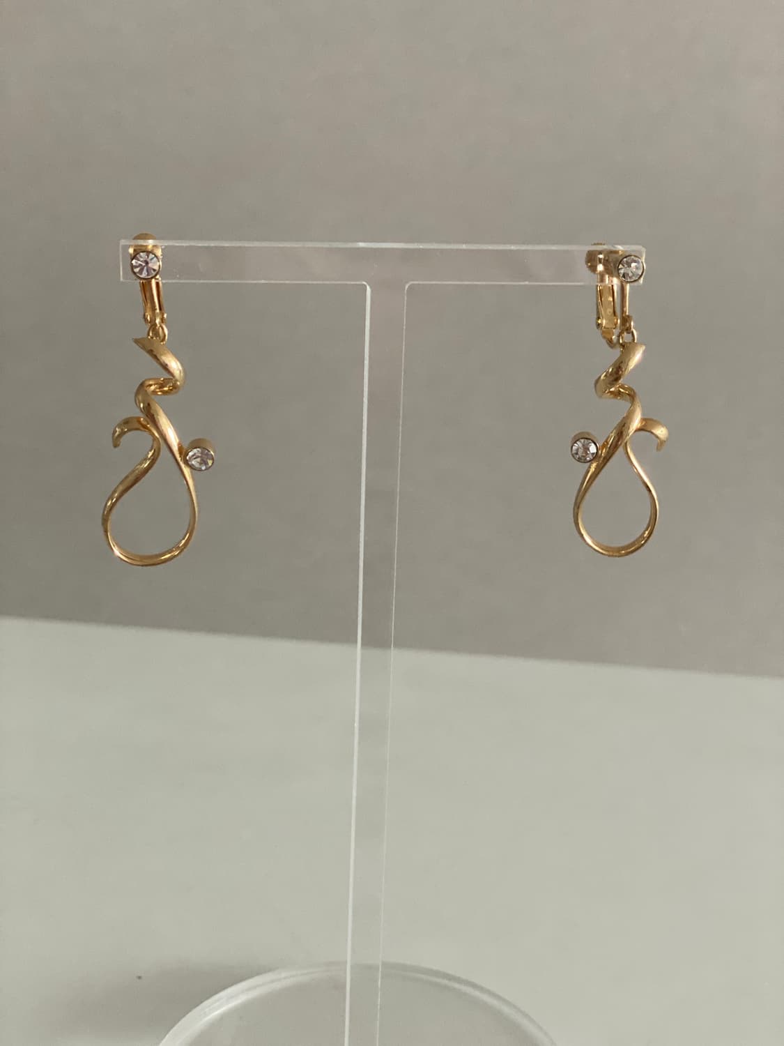 골드톤 웨이브 귀찌형 귀걸이 상품이미지5