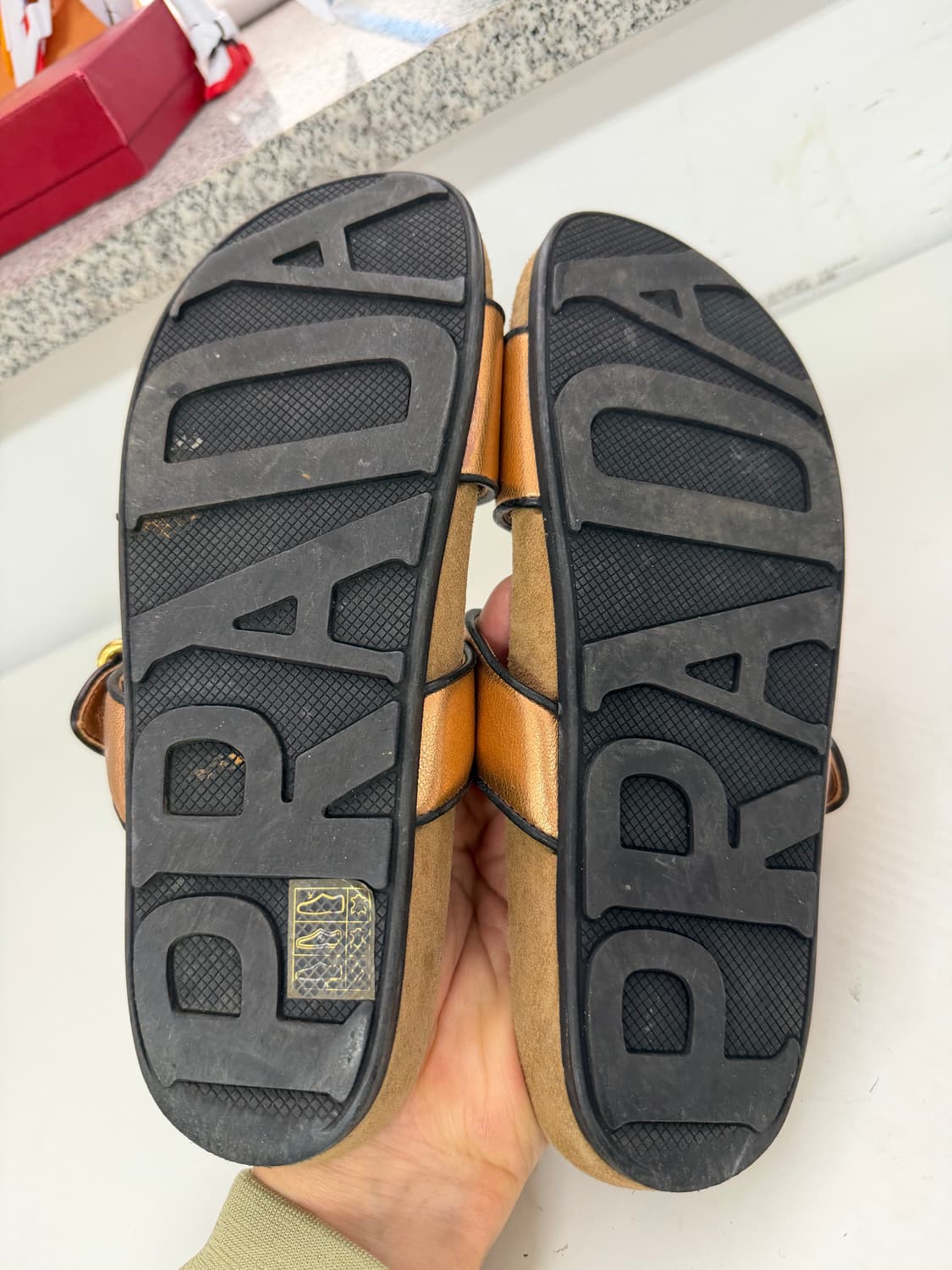 정품) 프라다 여성 브론즈 샌들 슬리퍼 38 상품이미지9