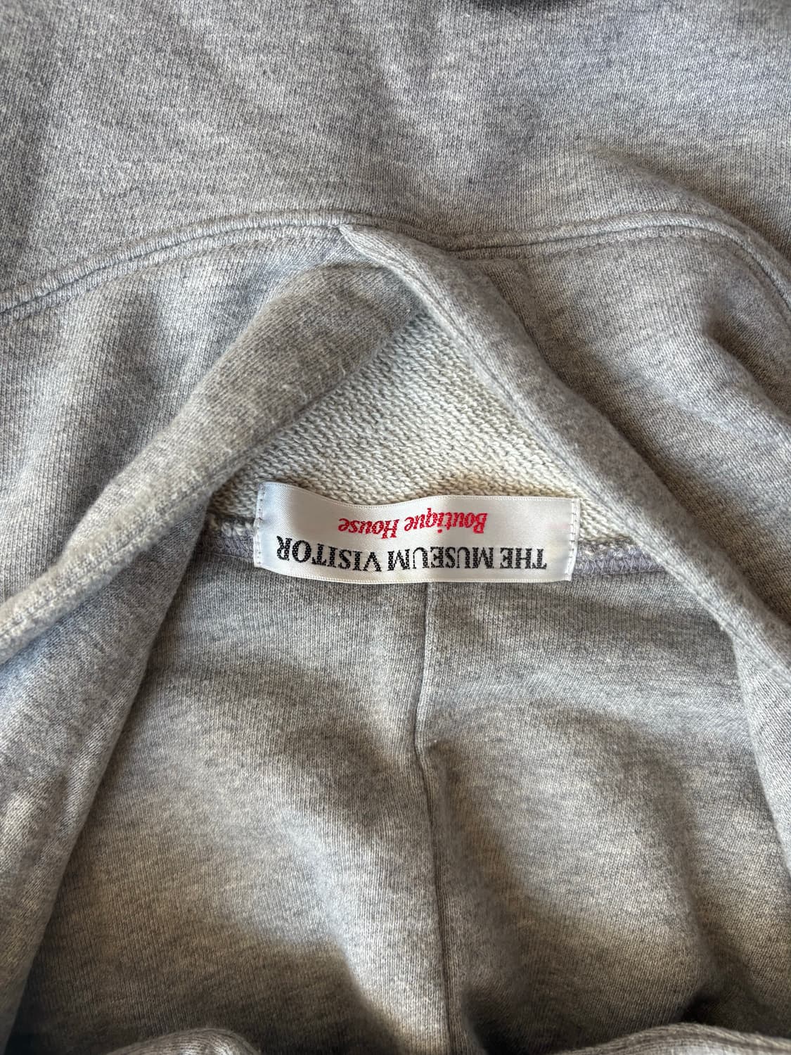 더 뮤지엄 비지터 후드티 상품이미지2