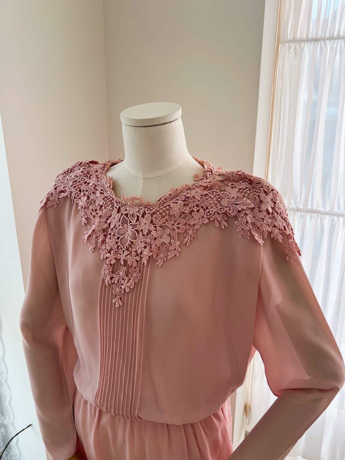 인디핑크 꽃 자수 핀턱 원피스 상품이미지4