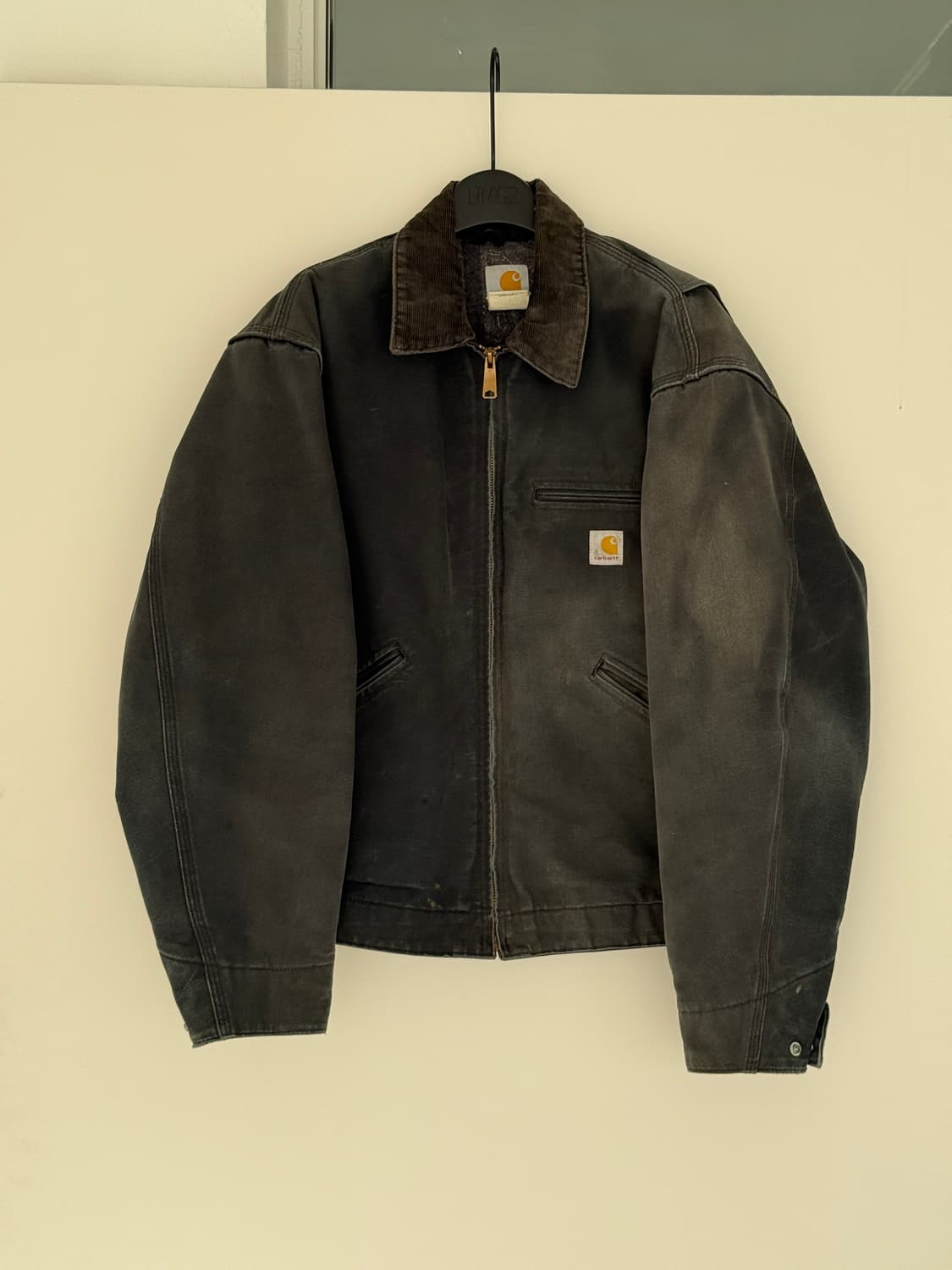 칼하트 디트로이트 J01 블랙 데미지 자켓 상품이미지1