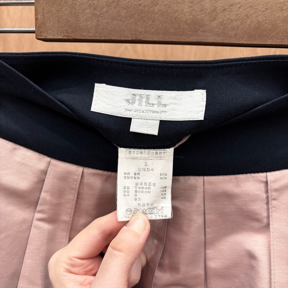 질스튜어트 미디 스커트 세로 플리츠 플레어 블랙 배색 밴드 디테일 핑크 상품이미지7