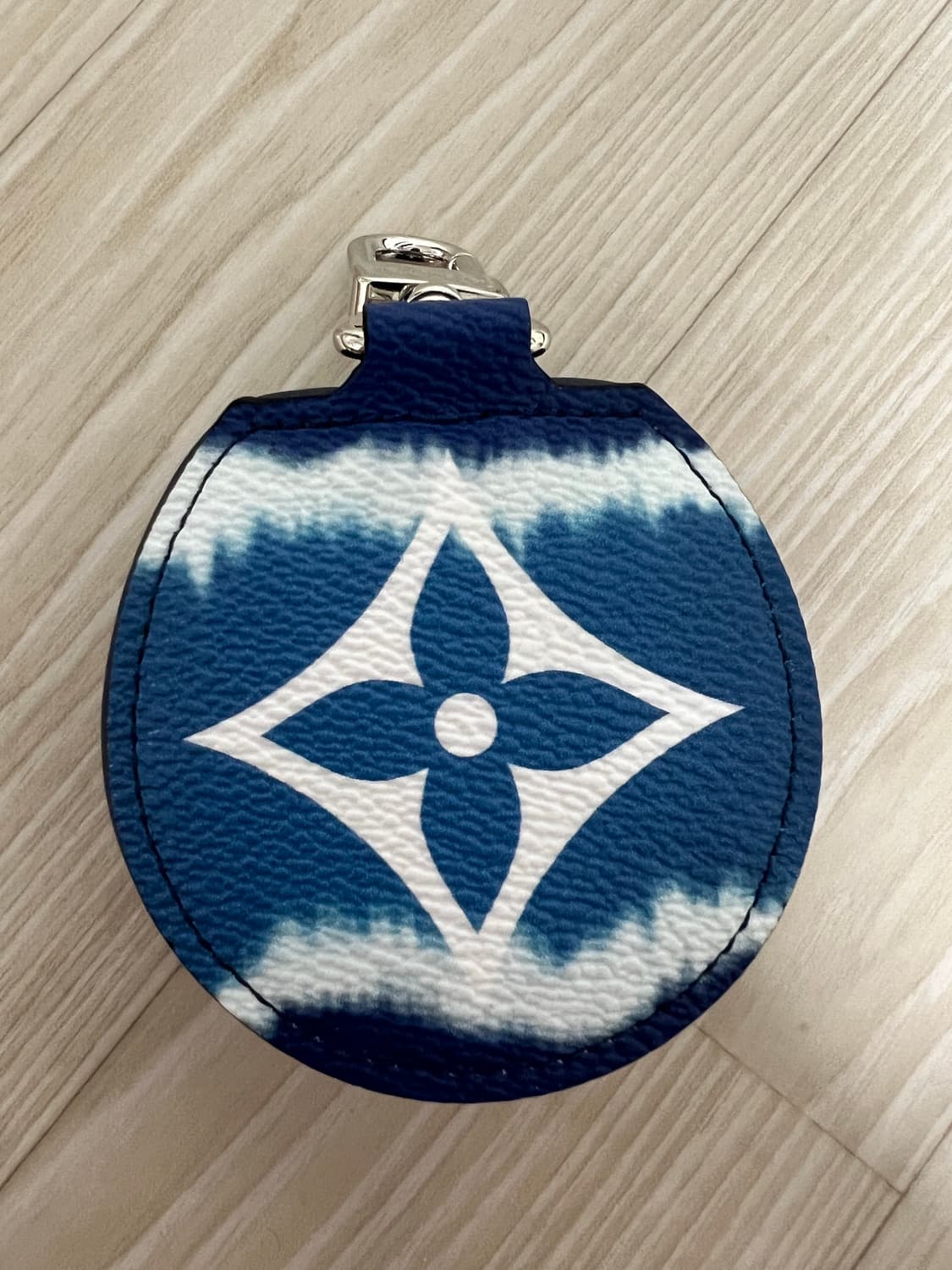 루이비통 에스카 이어폰 케이스 키링 모노그램 캔버스 블루 화이트 상품이미지3