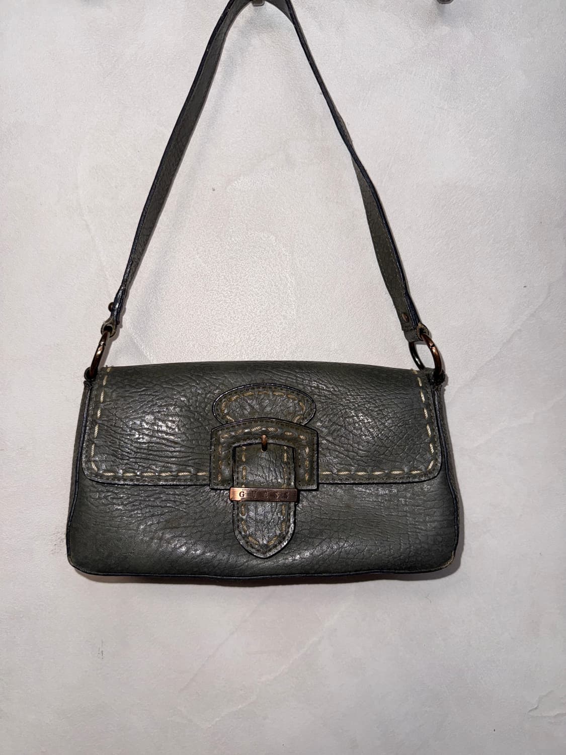 Guess ash khaki stitch buckle 숄더백 상품이미지2