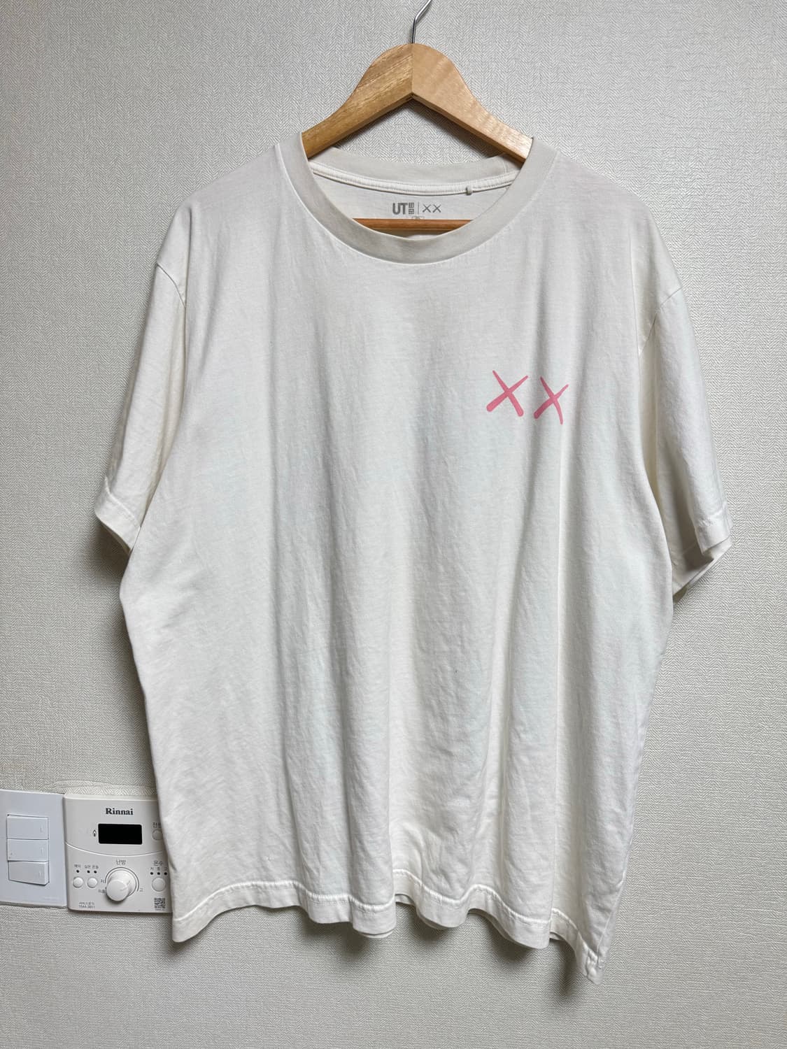 Uniqlo UT x KAWS "Pink BFF" Tee 상품이미지2