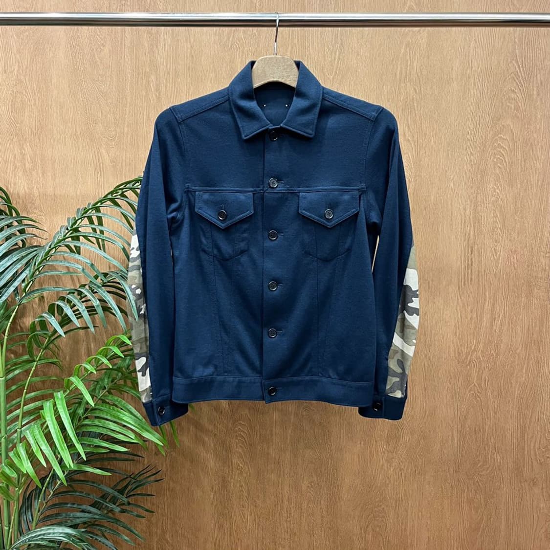 소프넷 클래식 트러커 자켓 소매 카모플라주 패치워크 배색 디테일 네이비 상품이미지1