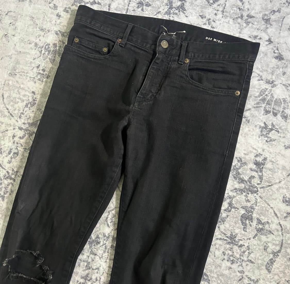 생로랑 D02 무릎 슬릿 디스트로이드 블랙 데님 상품이미지3