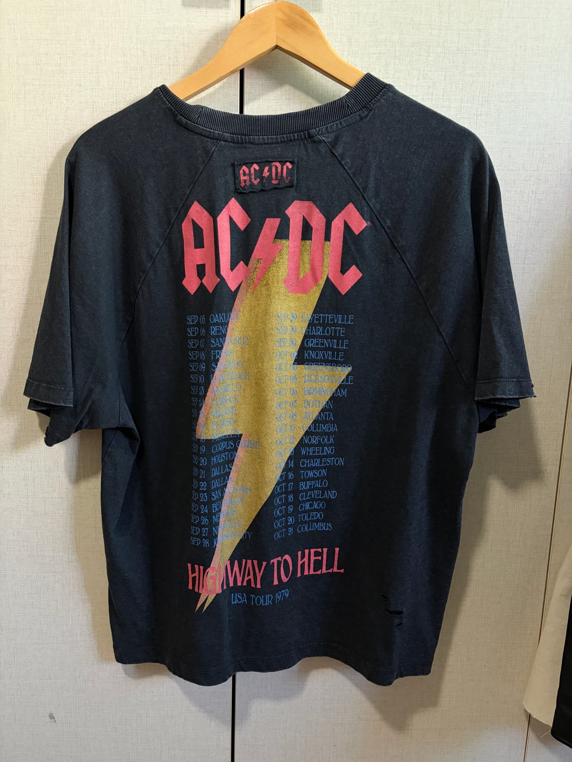 AC/DC 1979 투어 반팔 티셔츠 데미지 블랙(zara 자라) 상품이미지2