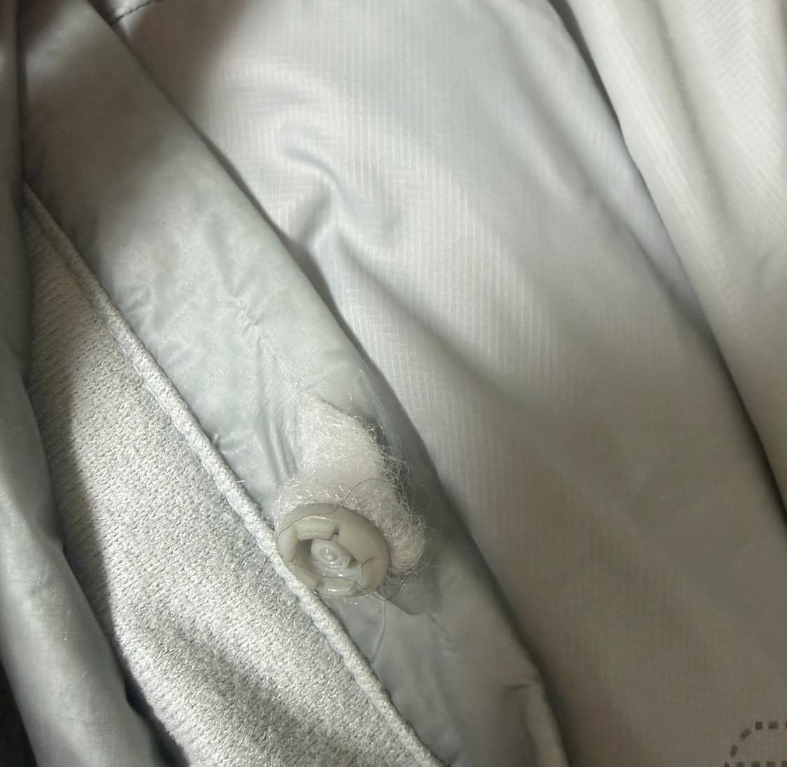 뉴발란스 플라잉 77 슈퍼라이트 후드 헤비 구스다운 라이트 그레이 패딩 상품이미지2