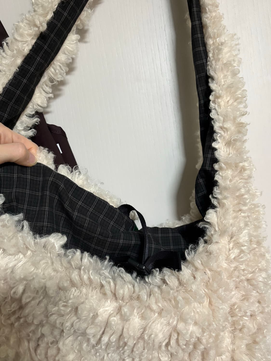 노컨텐츠 플러피 크로스 백 _ 아이보리 / 구매가 98,000 상품이미지5