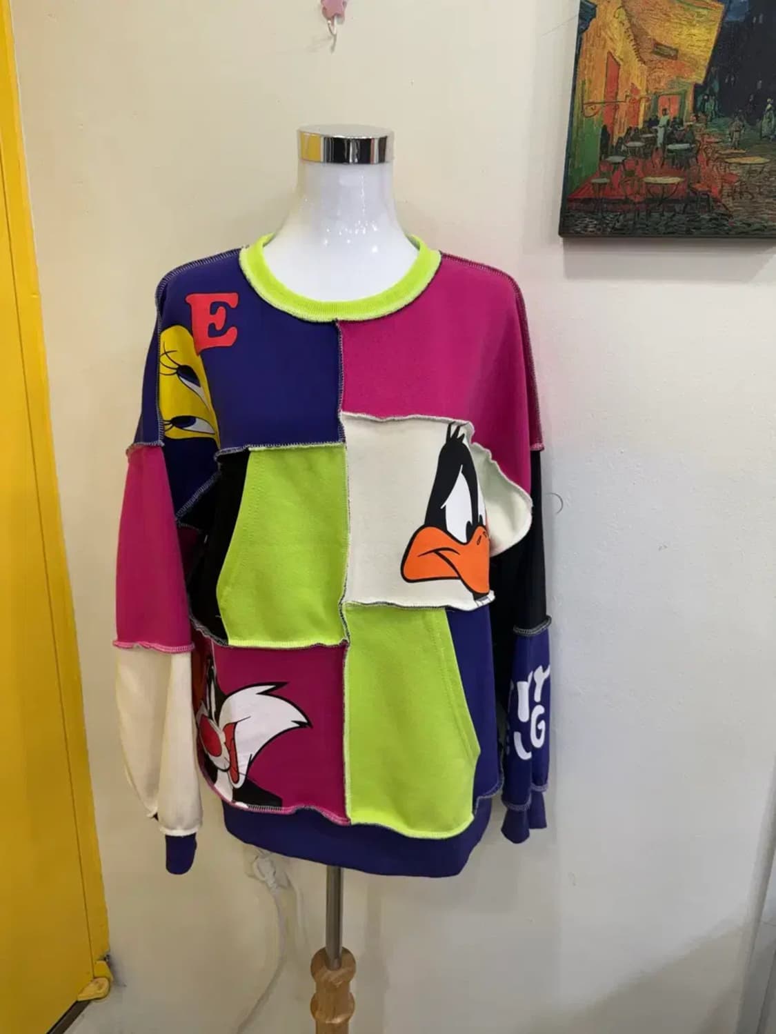 ARIAVIGA × UMHK 패치워크 그래픽 맨투맨/루니툰 캐릭터 상품이미지1