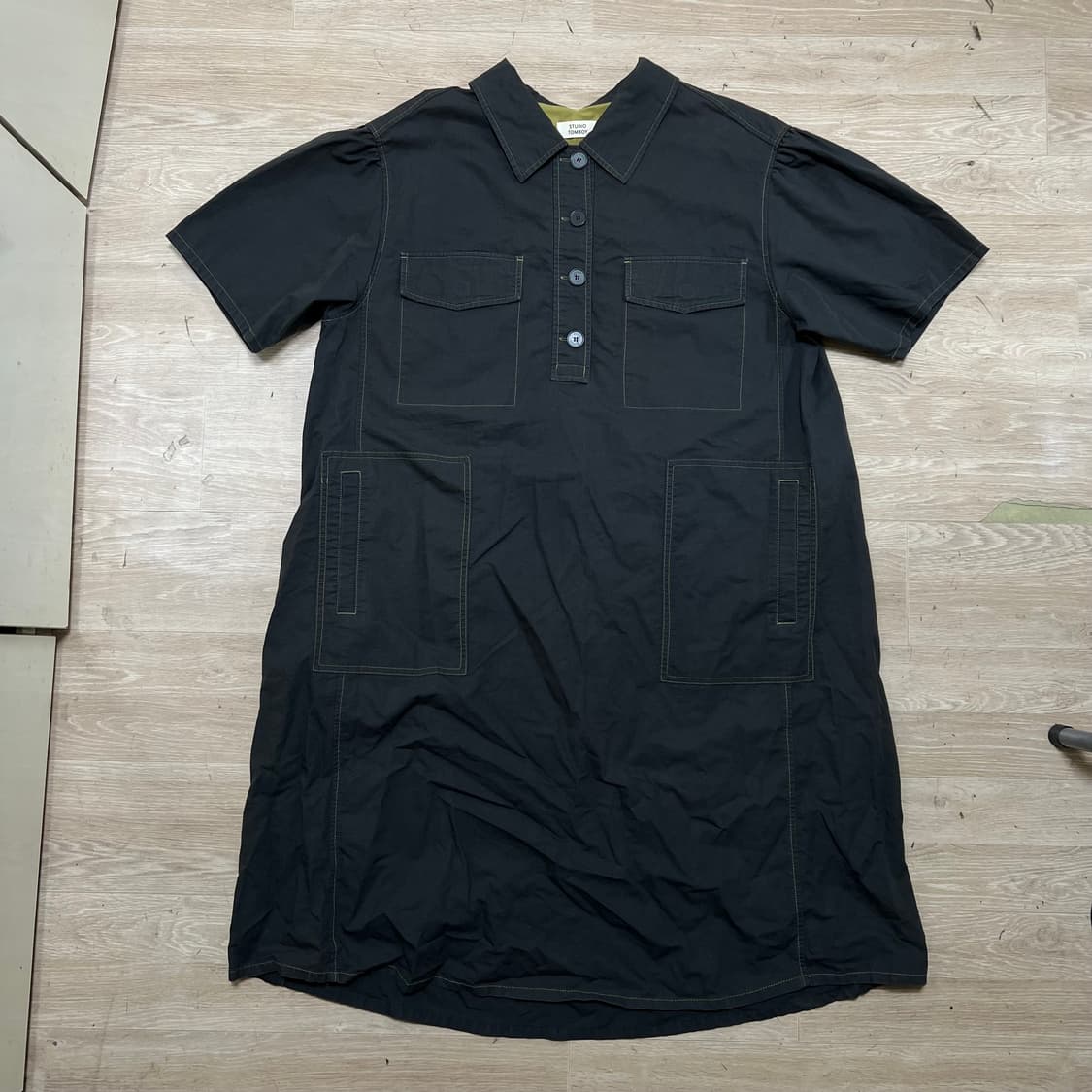 스튜디오 톰보이 오버사이즈 포켓 스티치 반팔 원피스 [차콜] FREE 상품이미지1