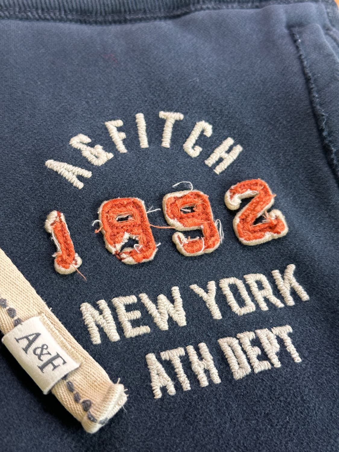 아베크롬비(A&F) 1892 자수 로고 헤비웨이트 팬츠 (Navy) 상품이미지1