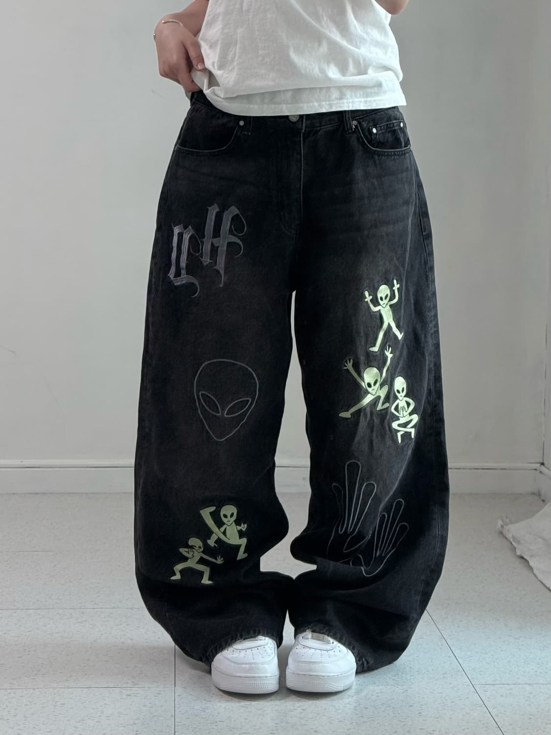 후드후드 에일리언 자수 데님팬츠 상품이미지1