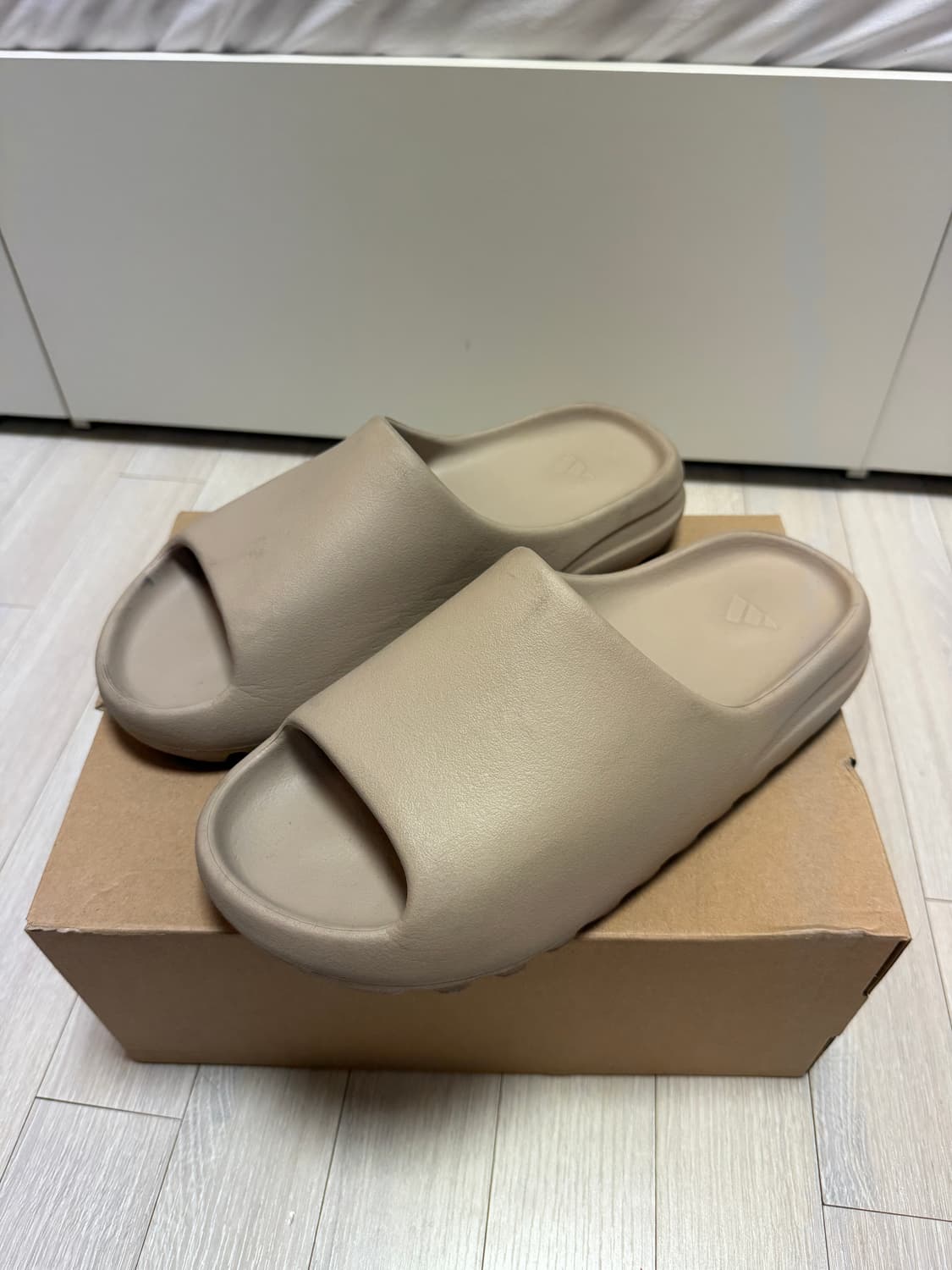 305 아디다스 이지 슬라이드 퓨어 (RESTOCK) 상품이미지1