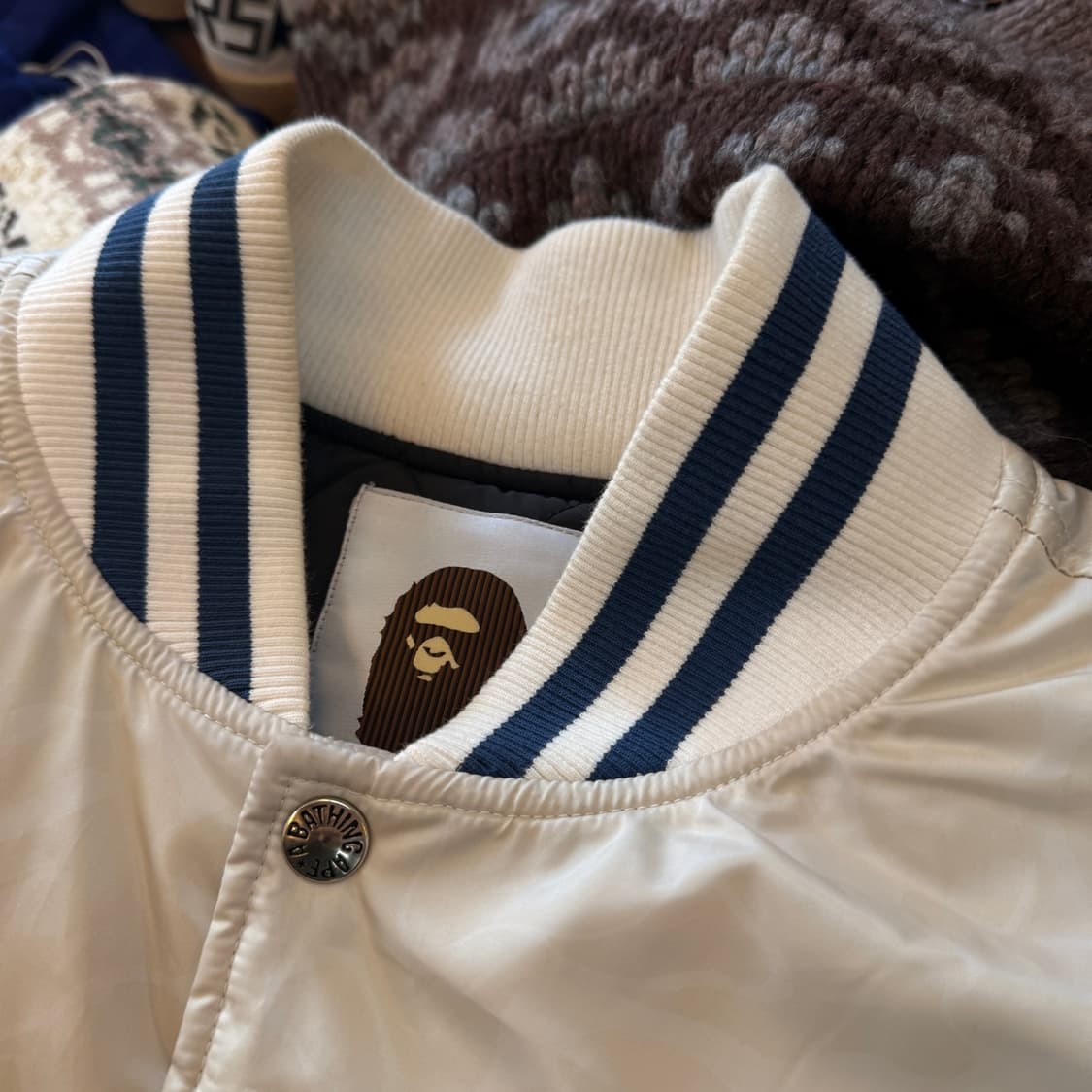 24FW 베이프 솔리드 카모 아이보리 NYC 로고 바시티 자켓 상품이미지3